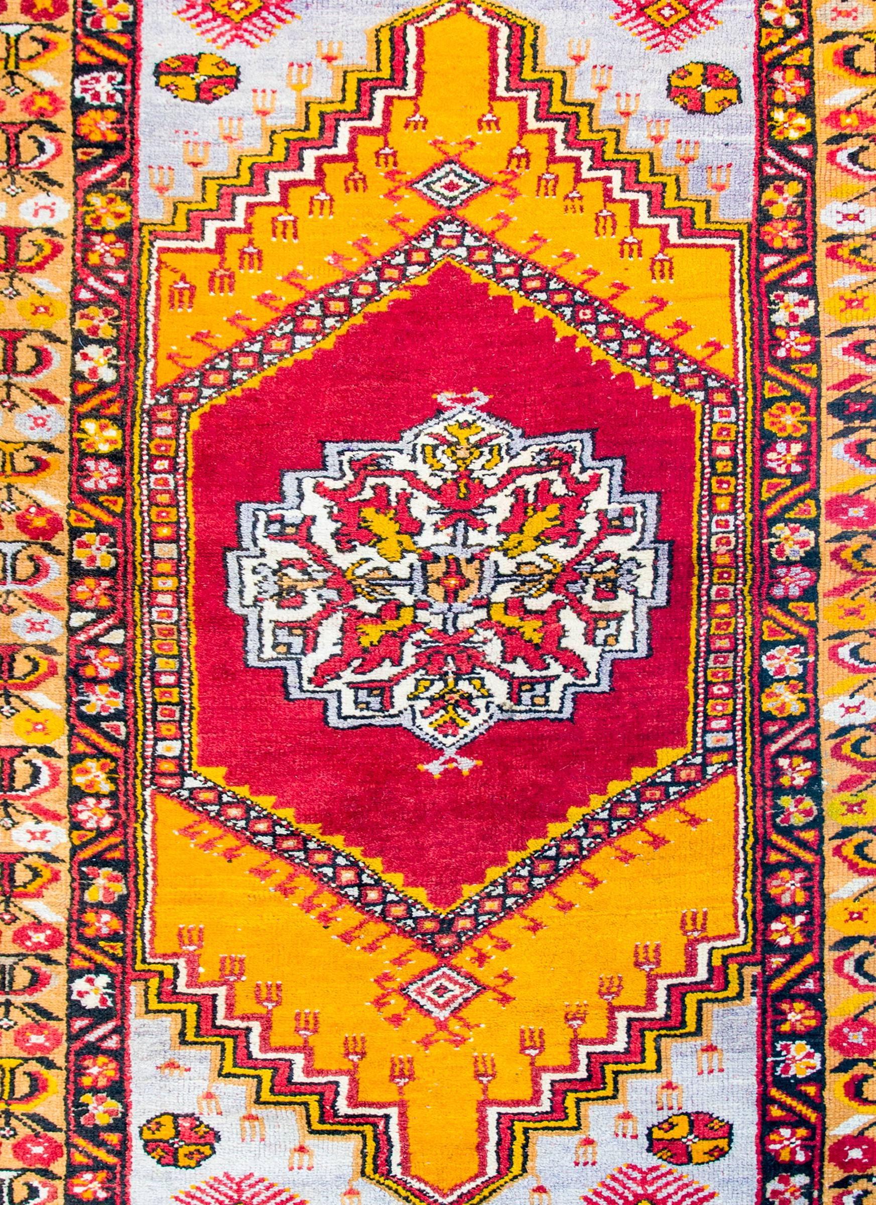 Anatolischer türkischer Teppich des frühen 20. Jahrhunderts (Stammeskunst) im Angebot