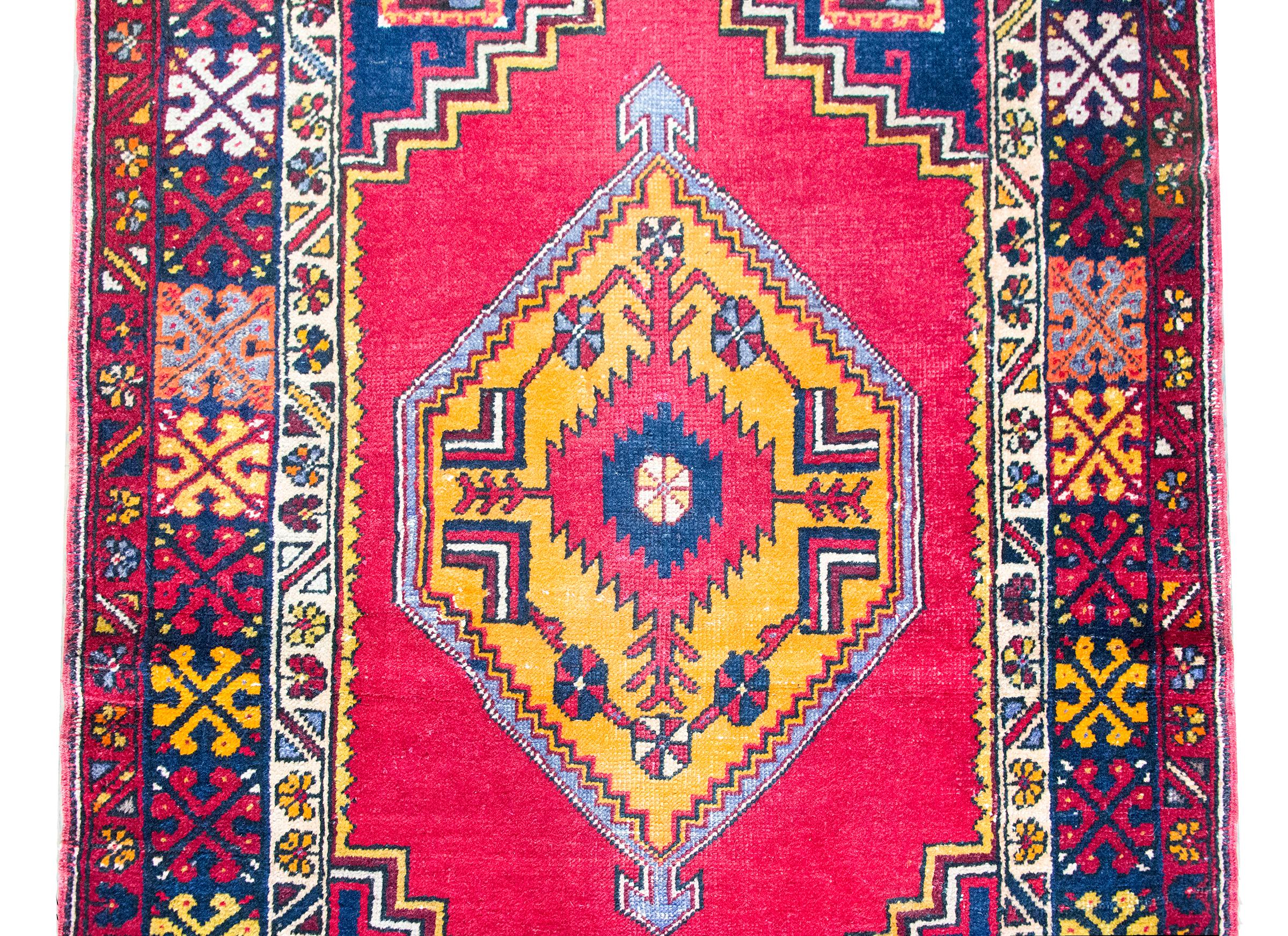 Anatolischer türkischer Teppich des frühen 20. Jahrhunderts (Stammeskunst) im Angebot