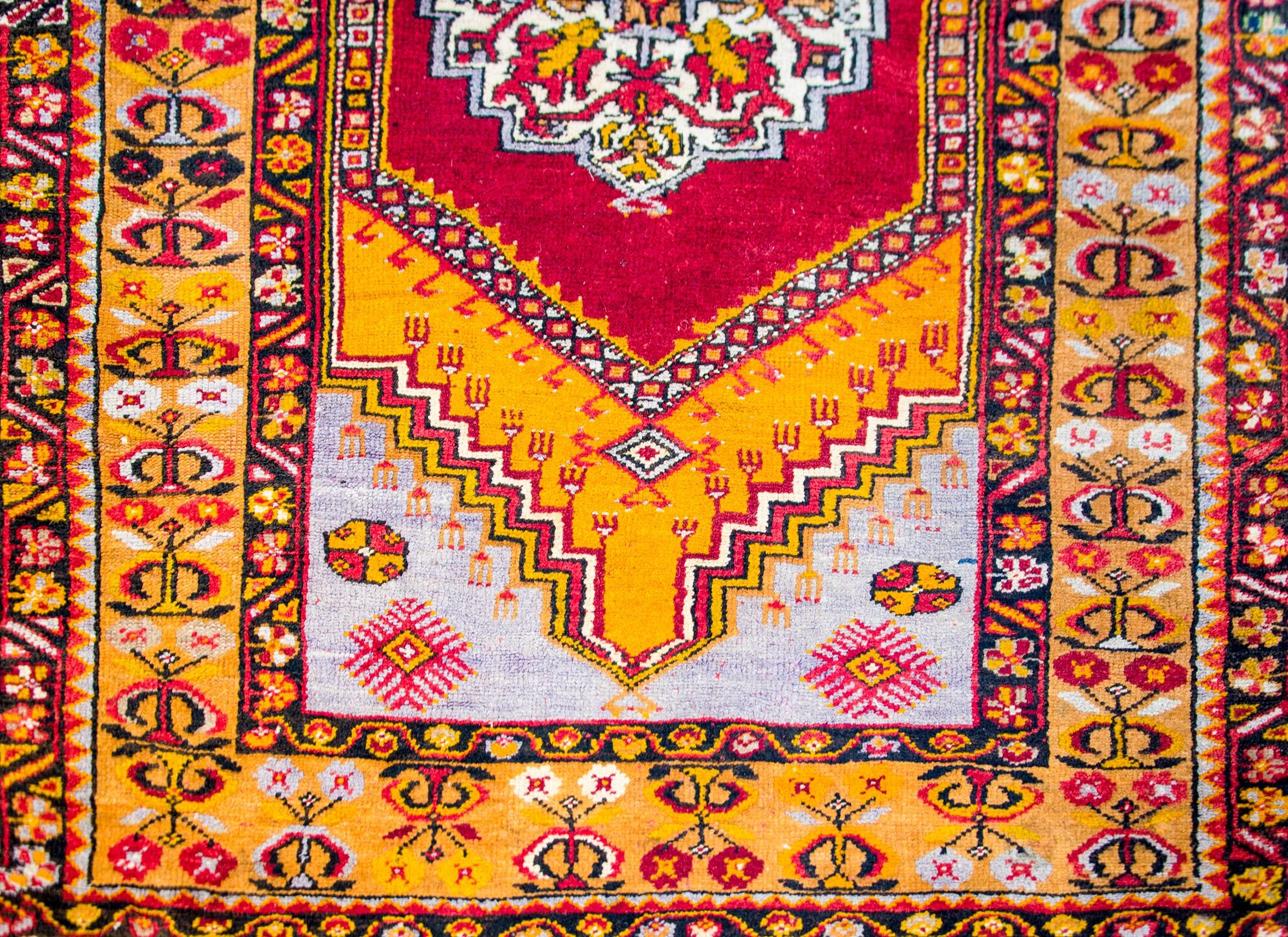 Anatolischer türkischer Teppich des frühen 20. Jahrhunderts (Pflanzlich gefärbt) im Angebot