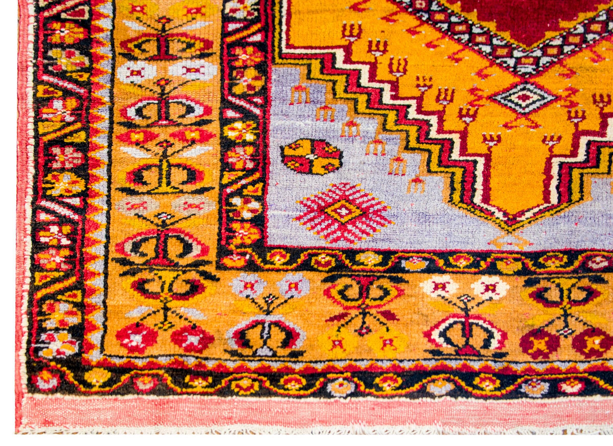 Anatolischer türkischer Teppich des frühen 20. Jahrhunderts im Zustand „Gut“ im Angebot in Chicago, IL