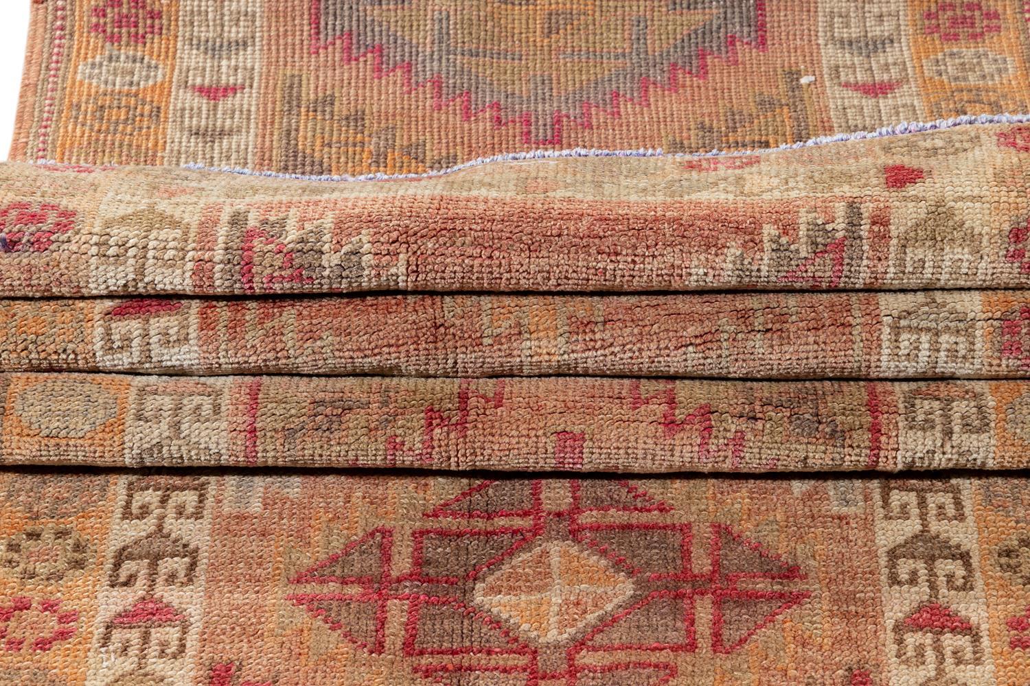 Anatolischer Dorf, handgefertigter Läufer mit Stammesmotiv in Pfirsich im Angebot 2