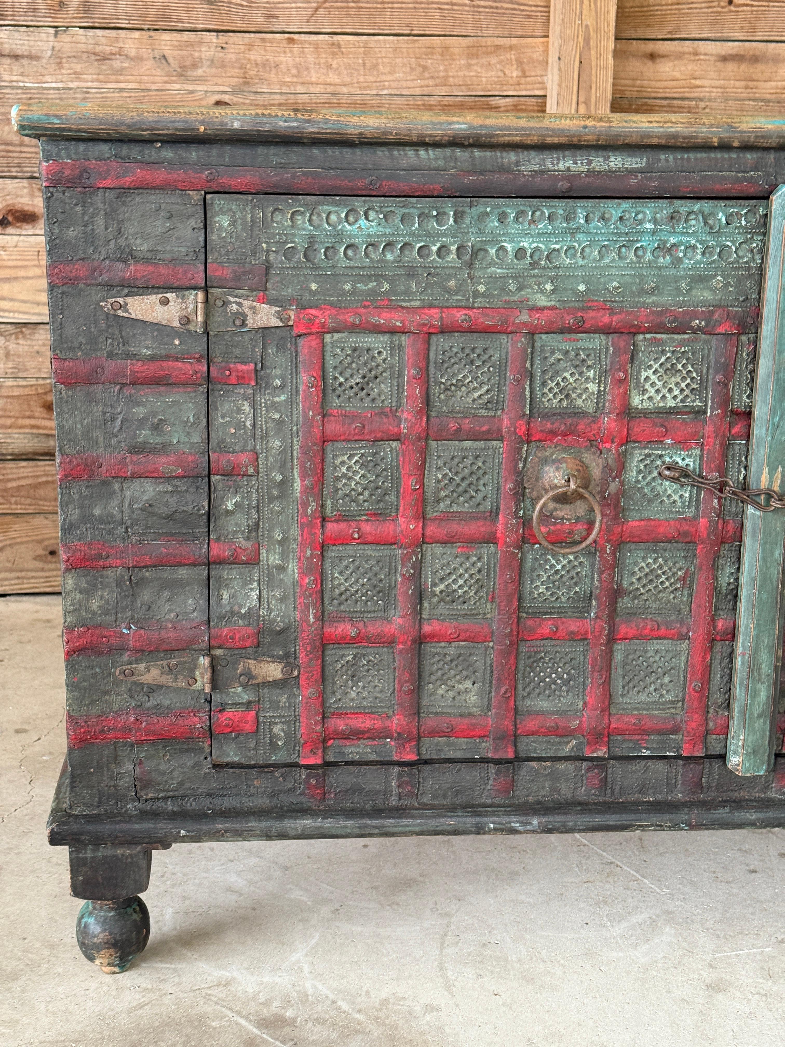 Anglo-indischer bemalter Holzschrank mit Eisen-Akzenten, frühes 20. Jahrhundert – Anglo-indische Patina im Angebot 5