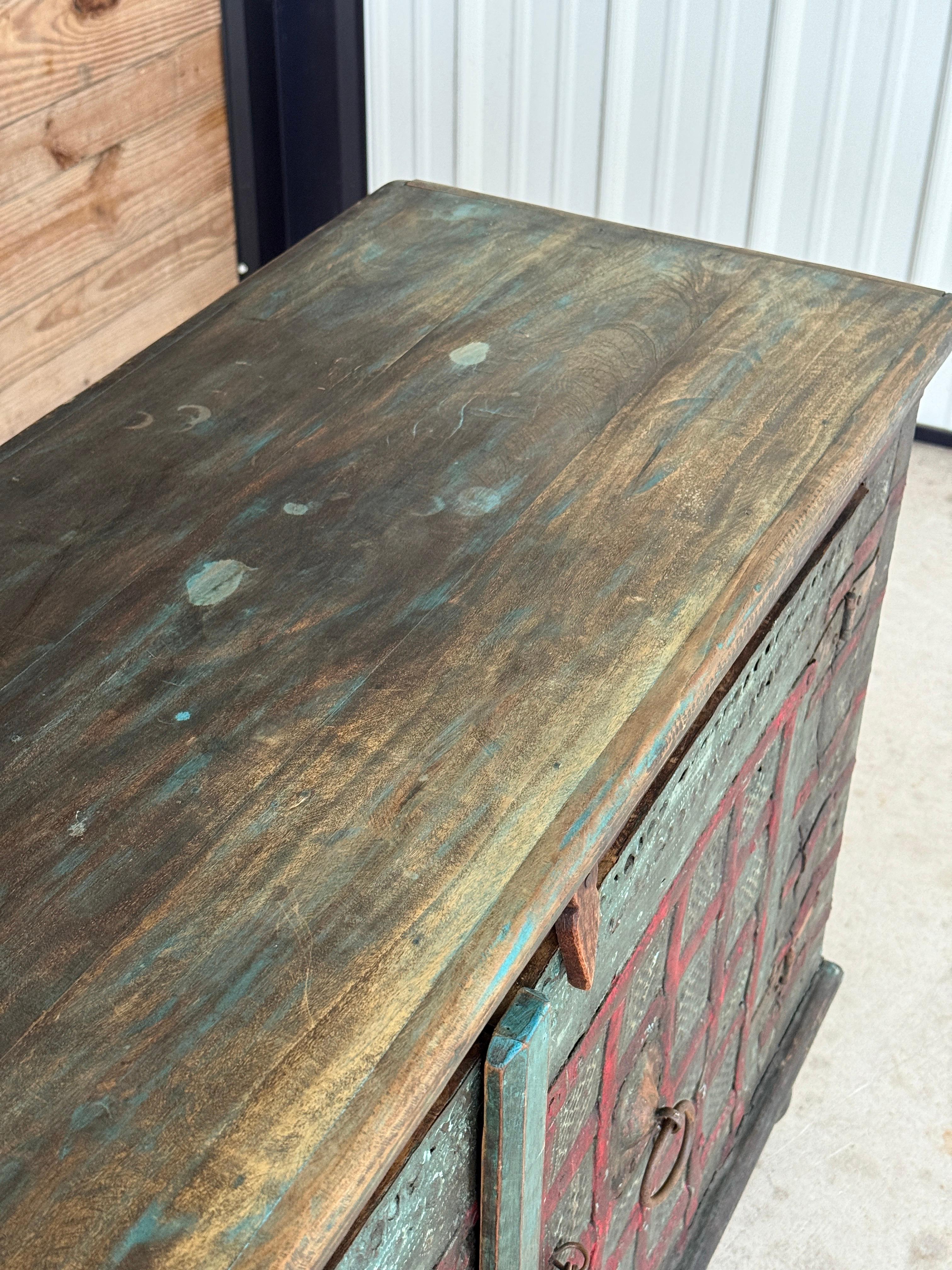 Anglo-indischer bemalter Holzschrank mit Eisen-Akzenten, frühes 20. Jahrhundert – Anglo-indische Patina im Angebot 6