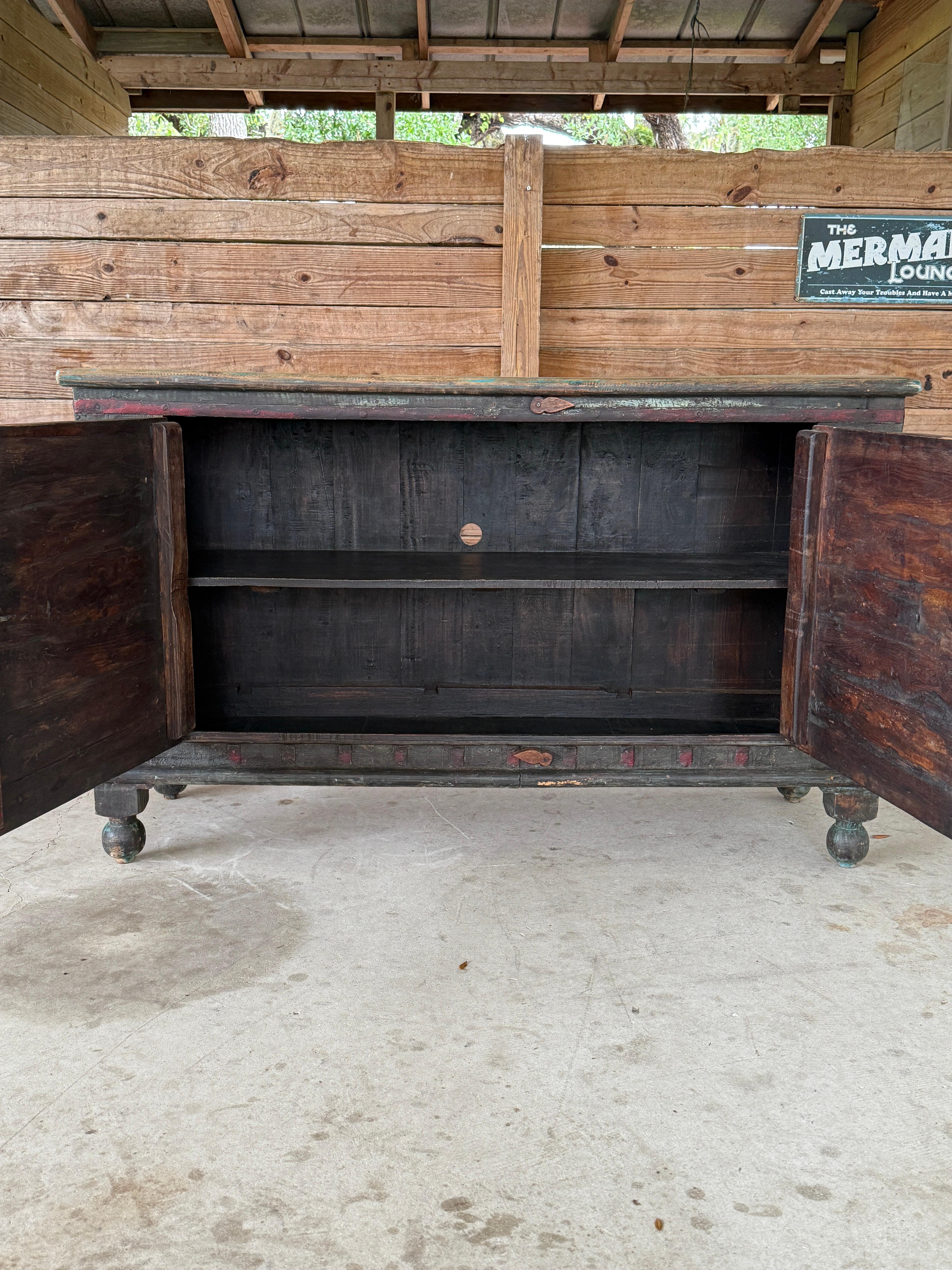 Anglo-indischer bemalter Holzschrank mit Eisen-Akzenten, frühes 20. Jahrhundert – Anglo-indische Patina im Angebot 7