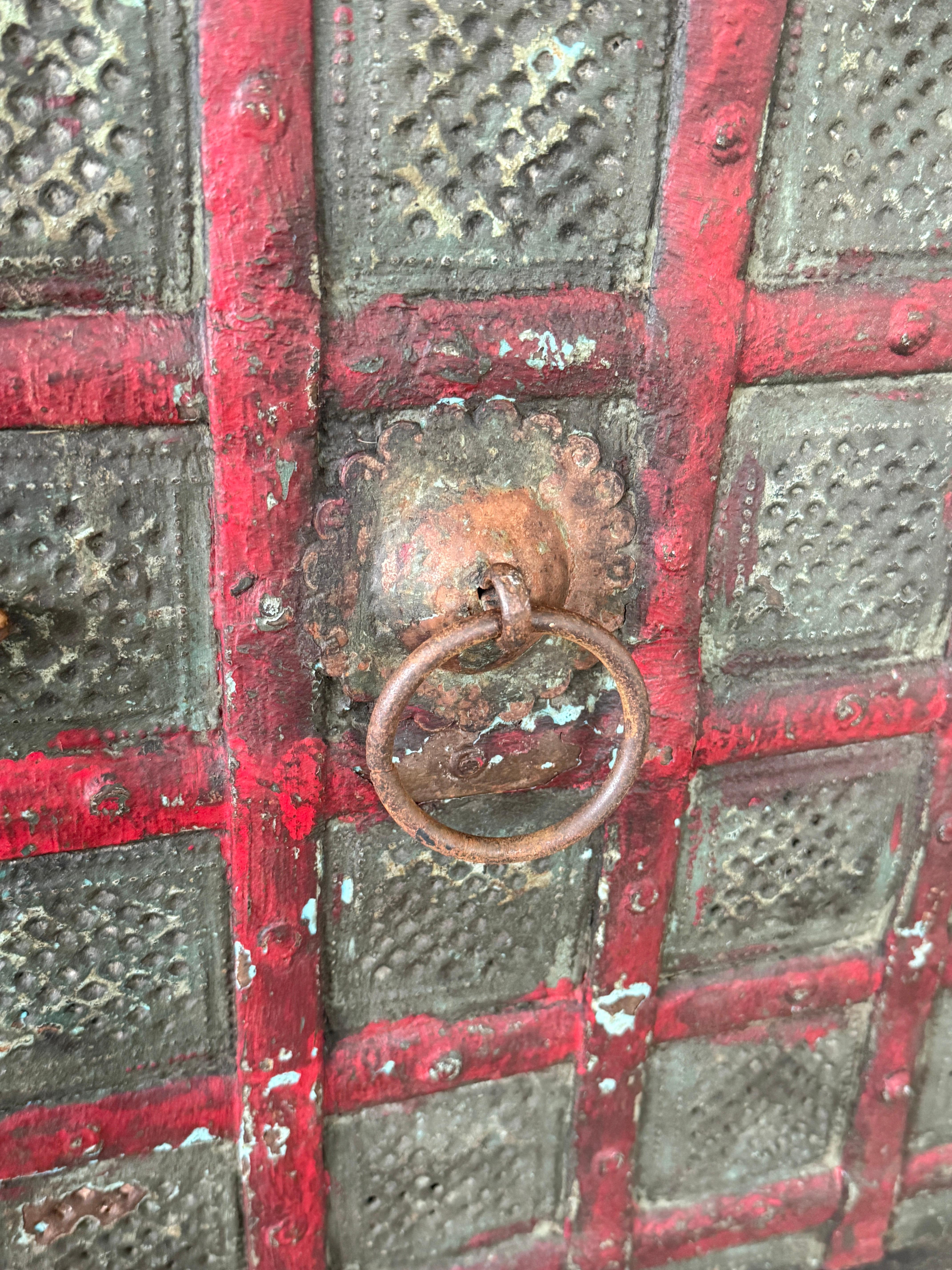 Anglo-indischer bemalter Holzschrank mit Eisen-Akzenten, frühes 20. Jahrhundert – Anglo-indische Patina im Angebot 8