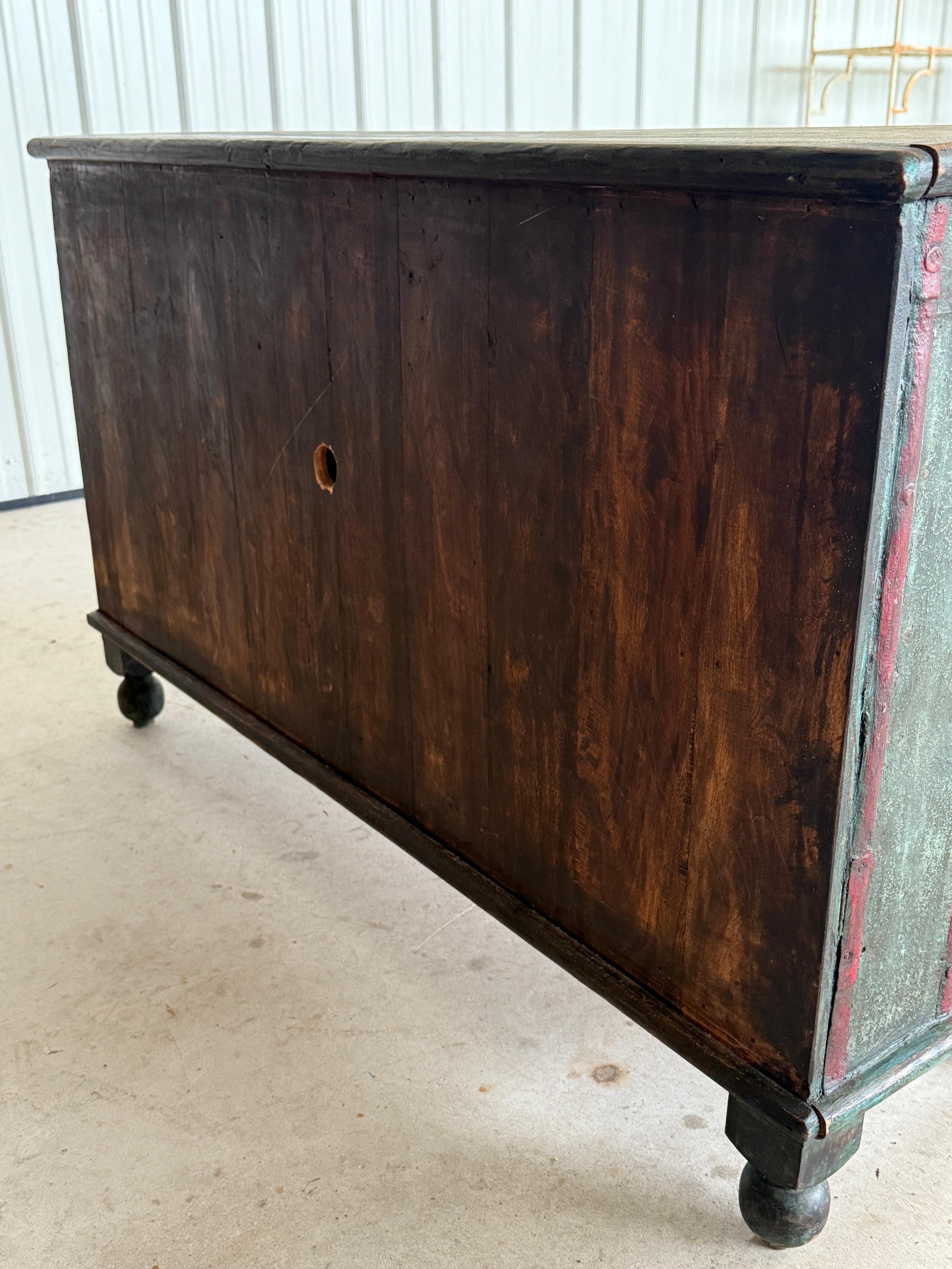 Anglo-indischer bemalter Holzschrank mit Eisen-Akzenten, frühes 20. Jahrhundert – Anglo-indische Patina im Angebot 9