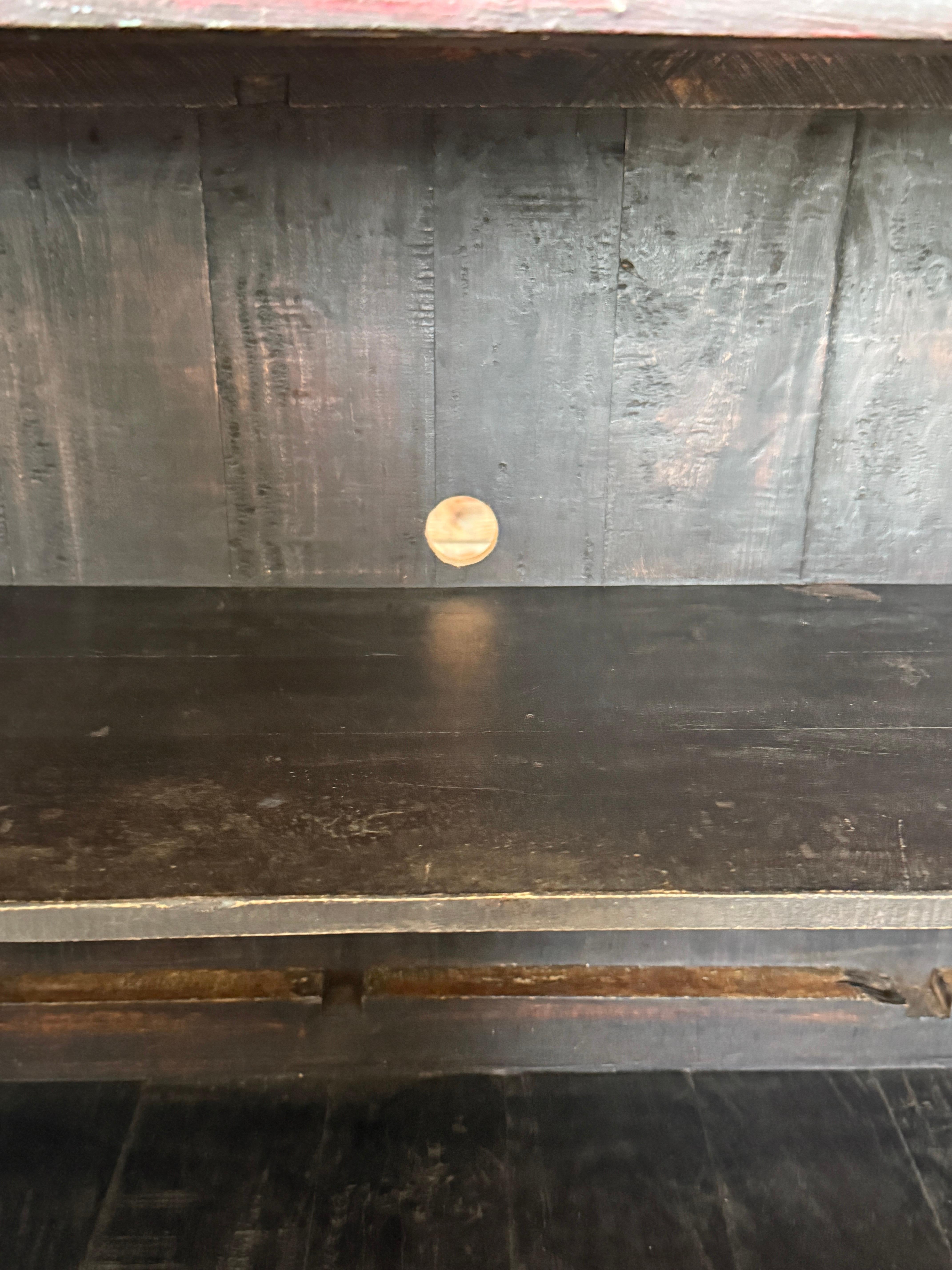 Anglo-indischer bemalter Holzschrank mit Eisen-Akzenten, frühes 20. Jahrhundert – Anglo-indische Patina im Angebot 10