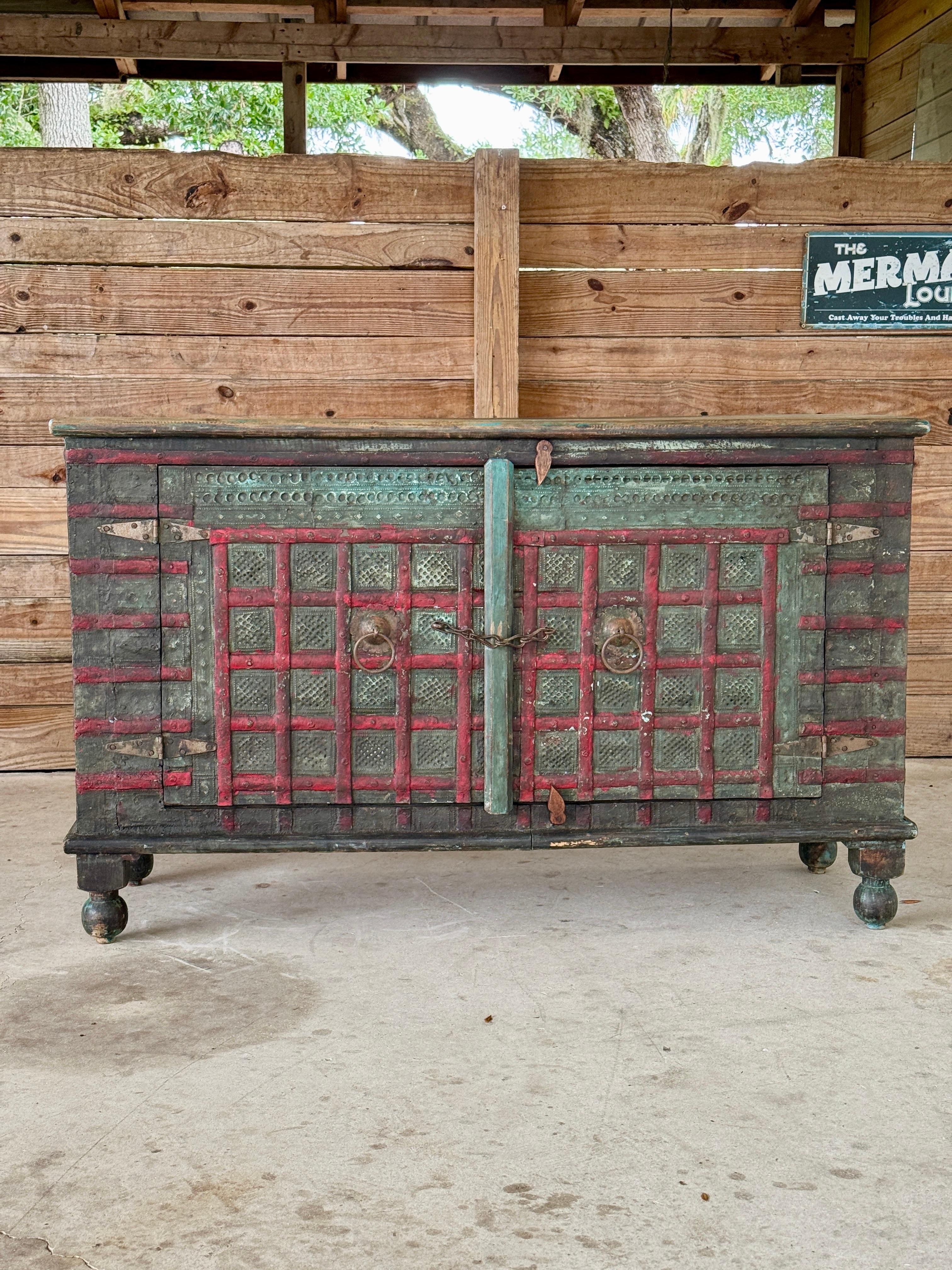 Anglo-indischer bemalter Holzschrank mit Eisen-Akzenten, frühes 20. Jahrhundert – Anglo-indische Patina im Angebot 11