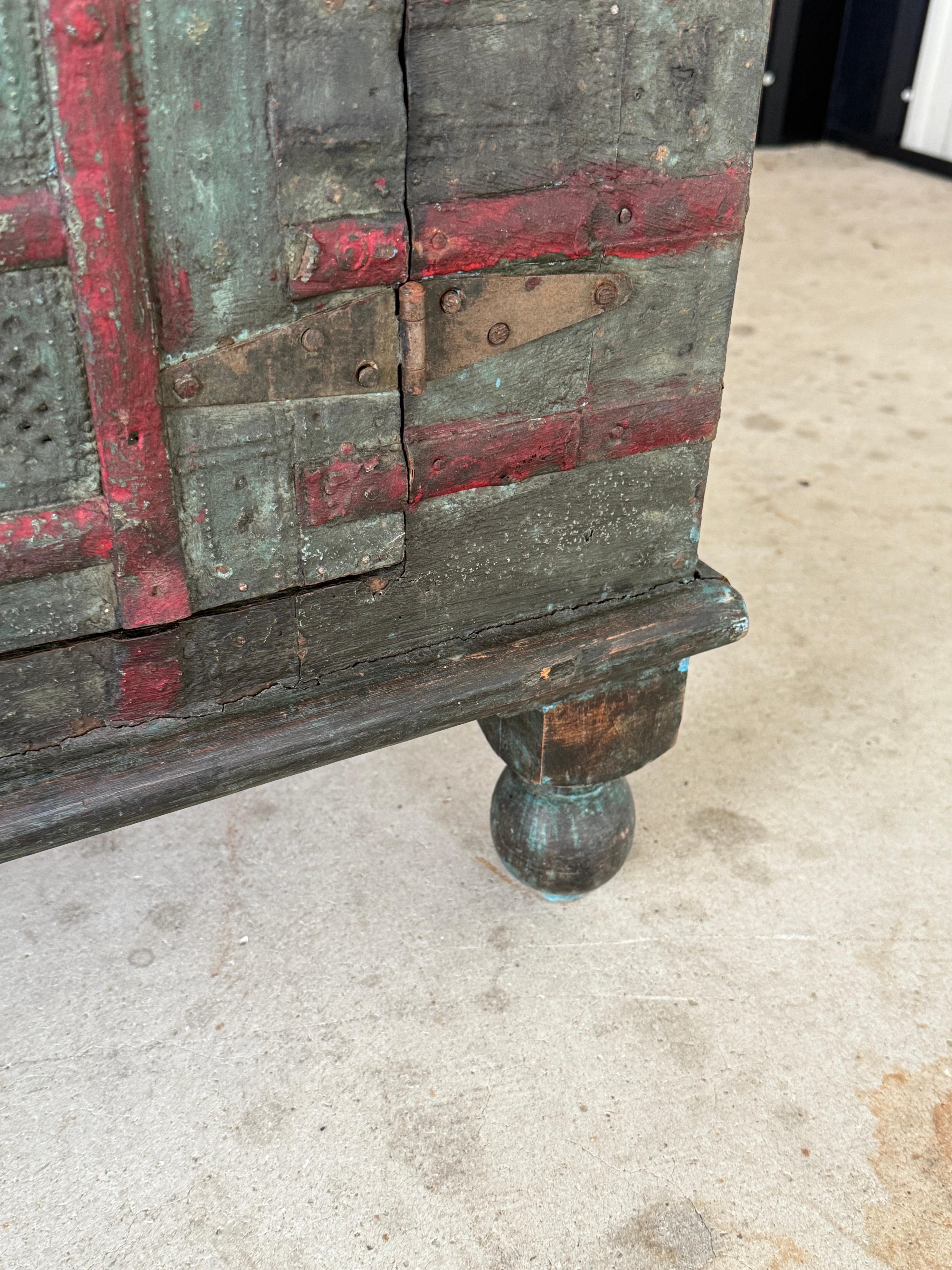 Anglo-indischer bemalter Holzschrank mit Eisen-Akzenten, frühes 20. Jahrhundert – Anglo-indische Patina (Unbekannt) im Angebot