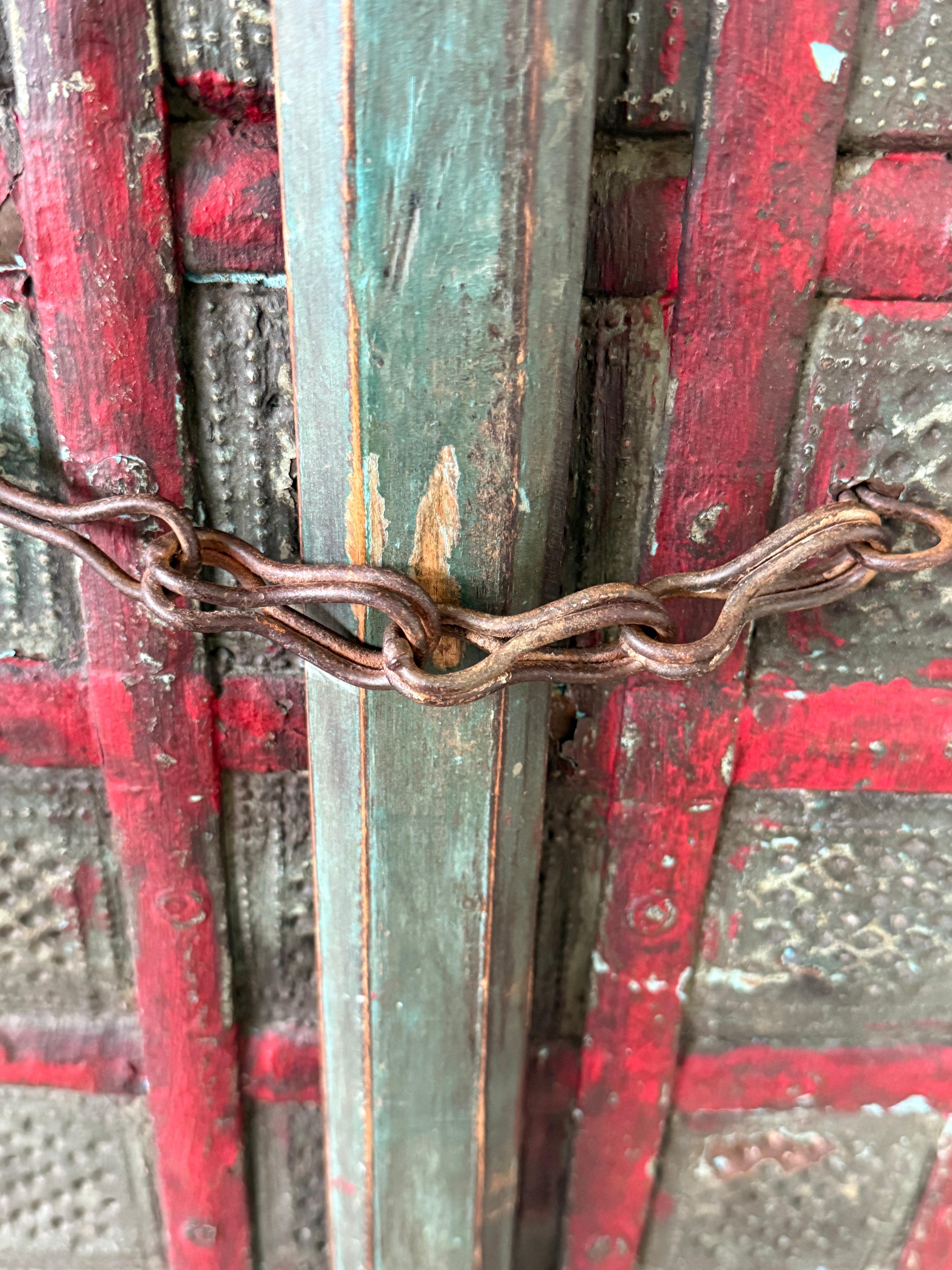Anglo-indischer bemalter Holzschrank mit Eisen-Akzenten, frühes 20. Jahrhundert – Anglo-indische Patina im Zustand „Gut“ im Angebot in North Fort Myers, FL