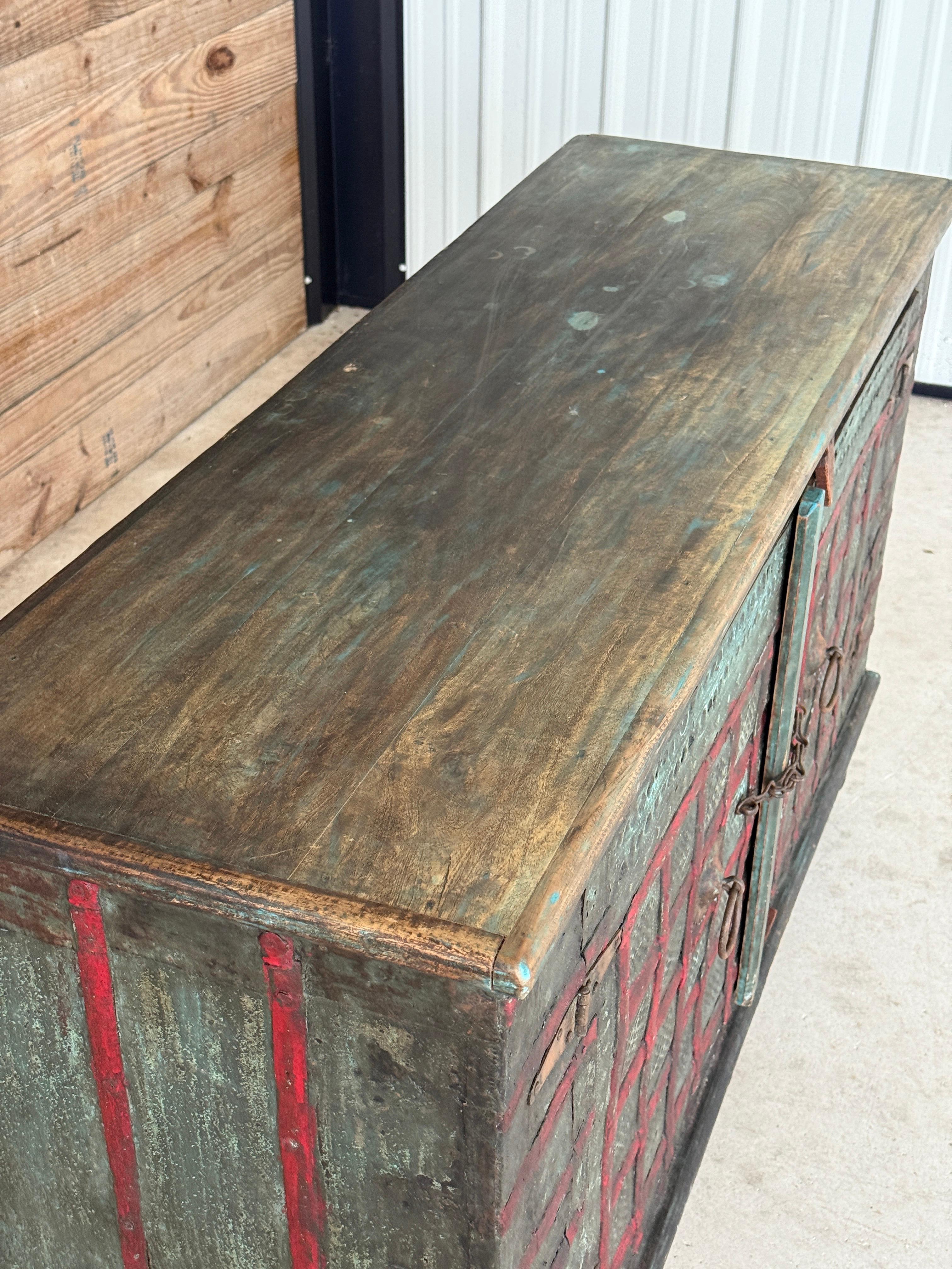 Anglo-indischer bemalter Holzschrank mit Eisen-Akzenten, frühes 20. Jahrhundert – Anglo-indische Patina im Angebot 1