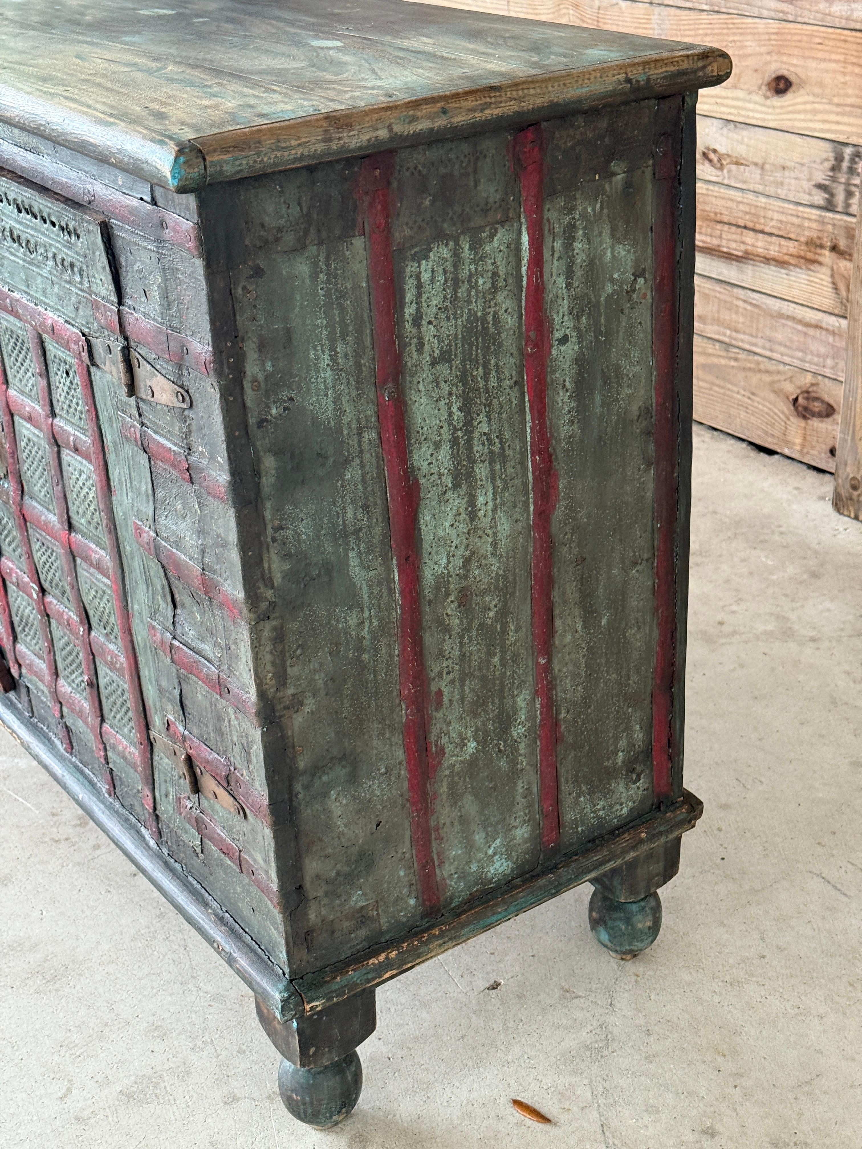 Anglo-indischer bemalter Holzschrank mit Eisen-Akzenten, frühes 20. Jahrhundert – Anglo-indische Patina im Angebot 2