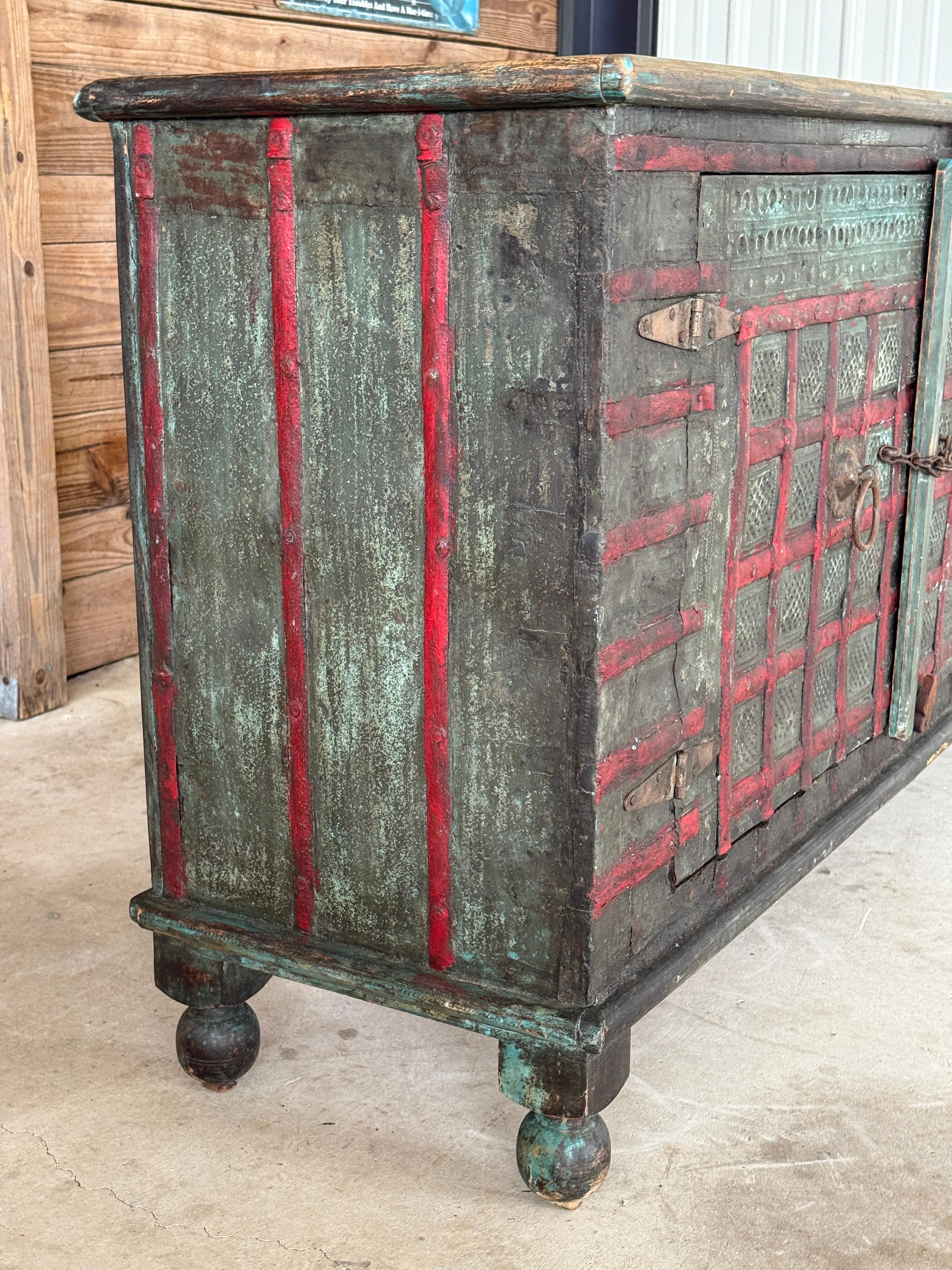 Anglo-indischer bemalter Holzschrank mit Eisen-Akzenten, frühes 20. Jahrhundert – Anglo-indische Patina im Angebot 3