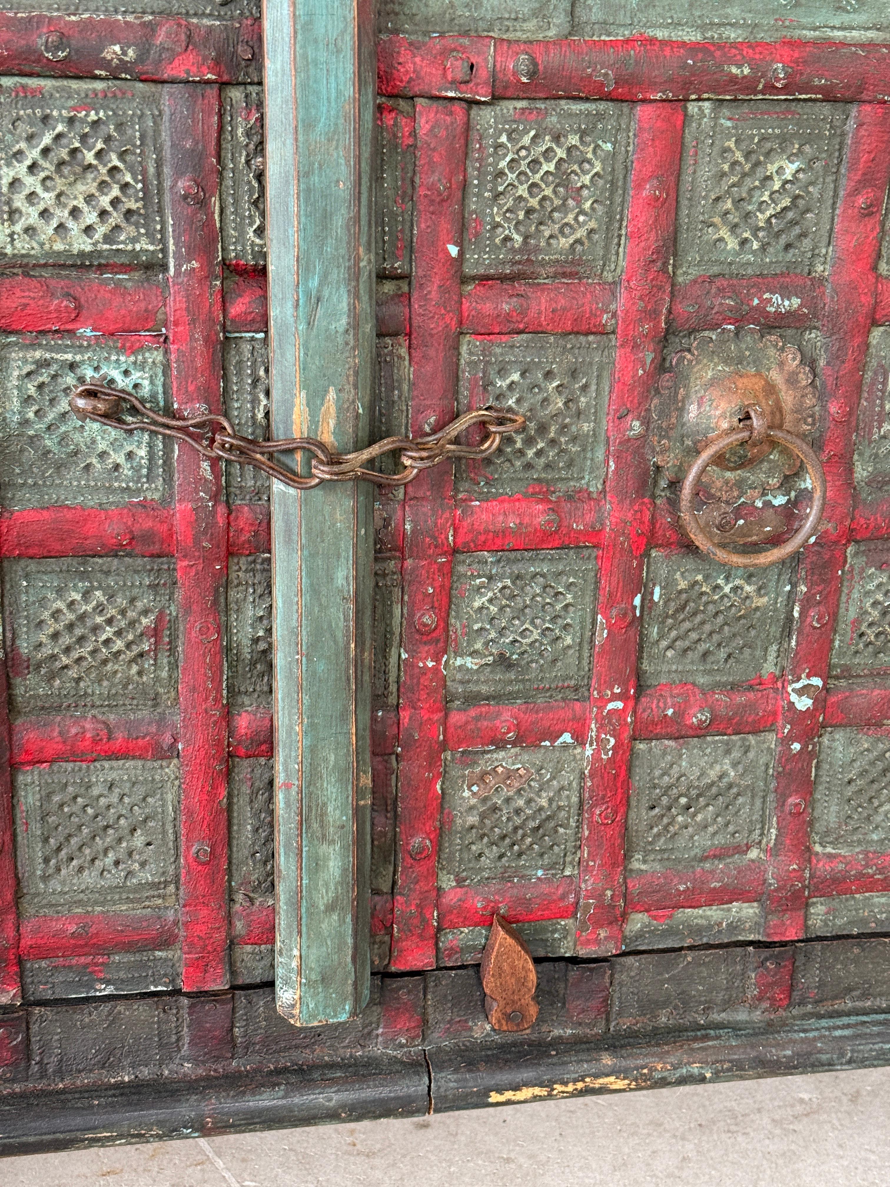 Anglo-indischer bemalter Holzschrank mit Eisen-Akzenten, frühes 20. Jahrhundert – Anglo-indische Patina im Angebot 4