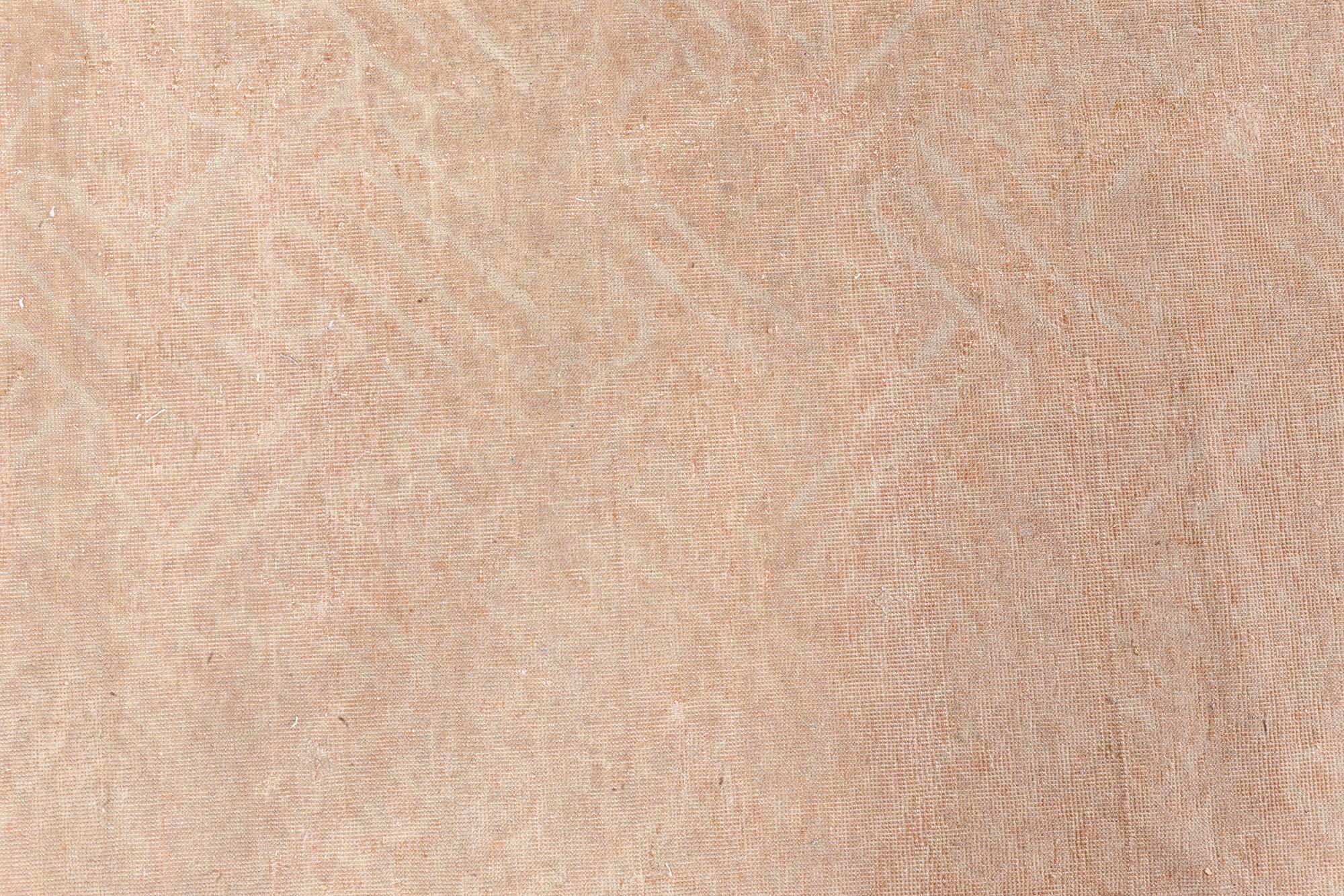 Début du 20e siècle Motifs animaliers Fond chameau Tapis chinois en laine fait à la main
Taille : 11'4
