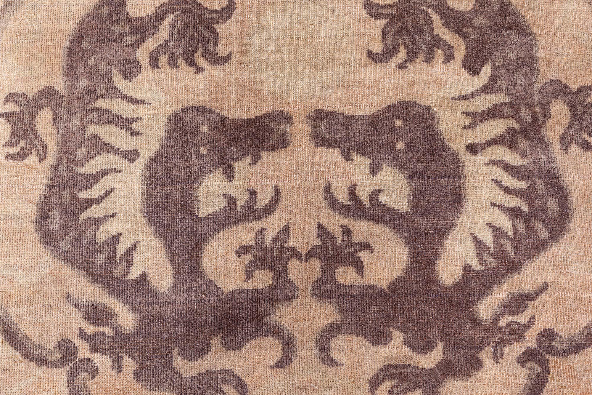 20ième siècle Début du 20e siècle Motifs d'animaux Tapis chinois en laine fait à la main Doris Leslie Blau en vente