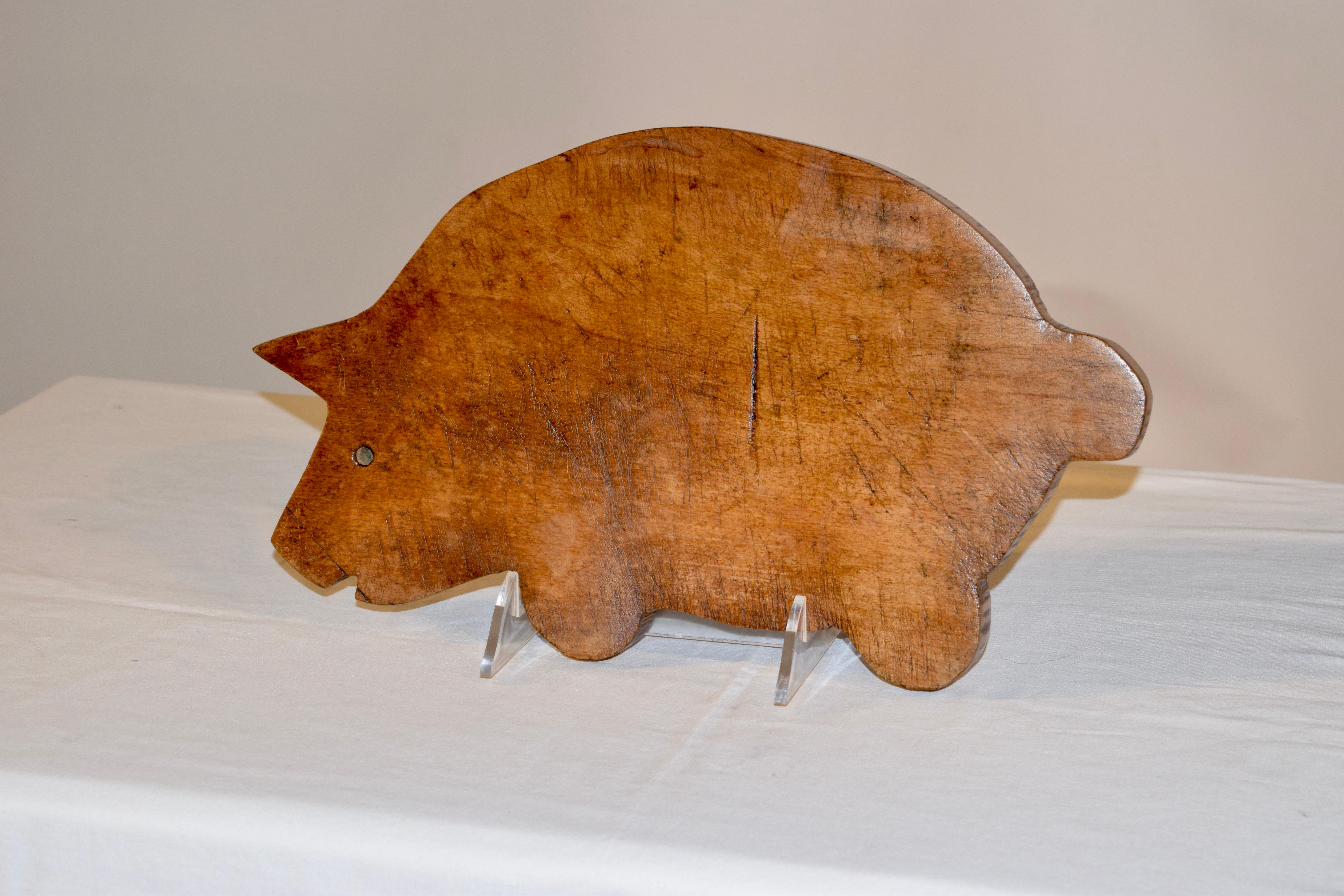 Early 20th century cutting board in the shape of a pig made in England. The board is made from sycamore and is so charming! A great addition to any collection.
