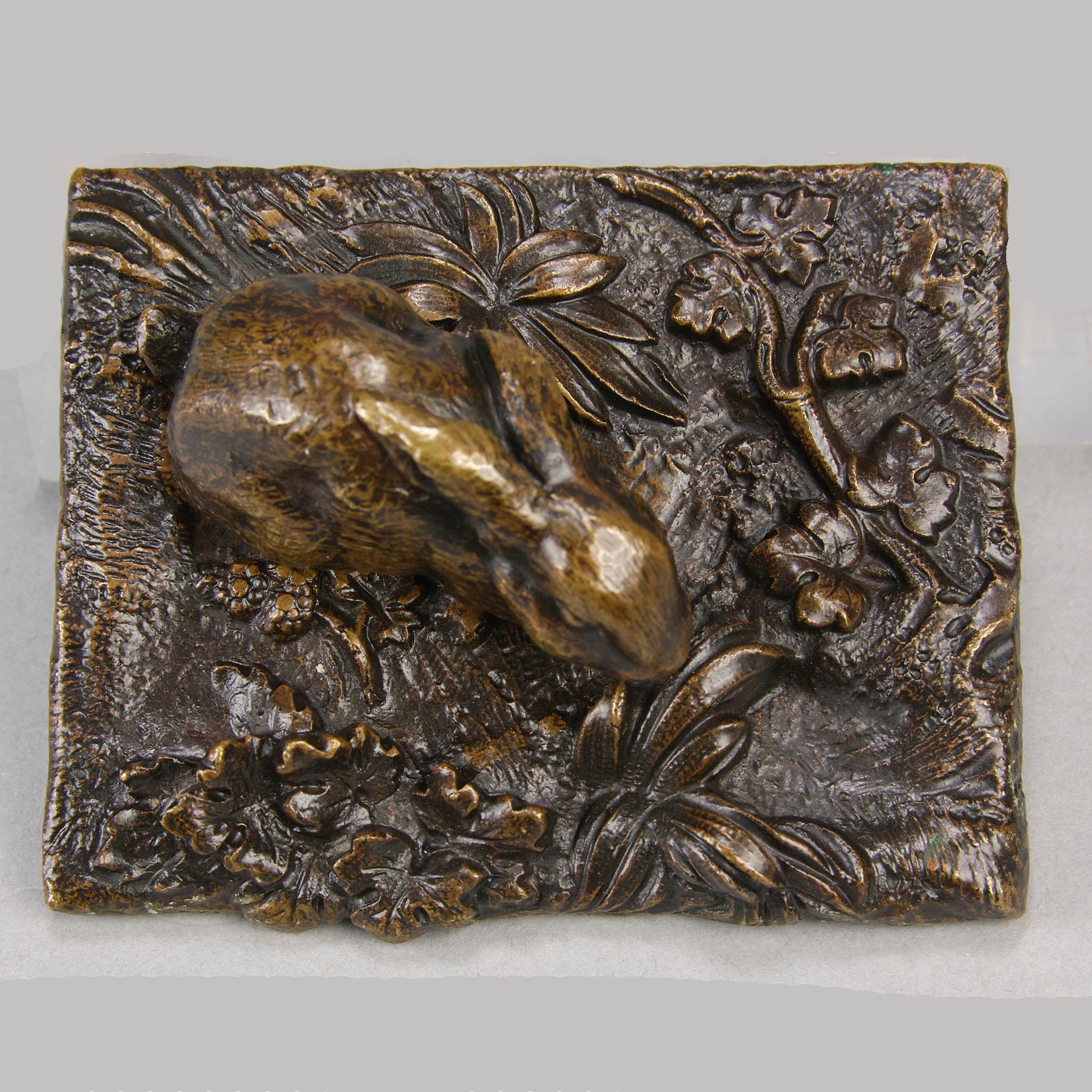 Sculpture animalière française du début du 20e siècle en bronze intitulée « Lapin assis » en vente 3