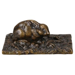 Sculpture animalière française du début du 20e siècle en bronze intitulée « Lapin assis »