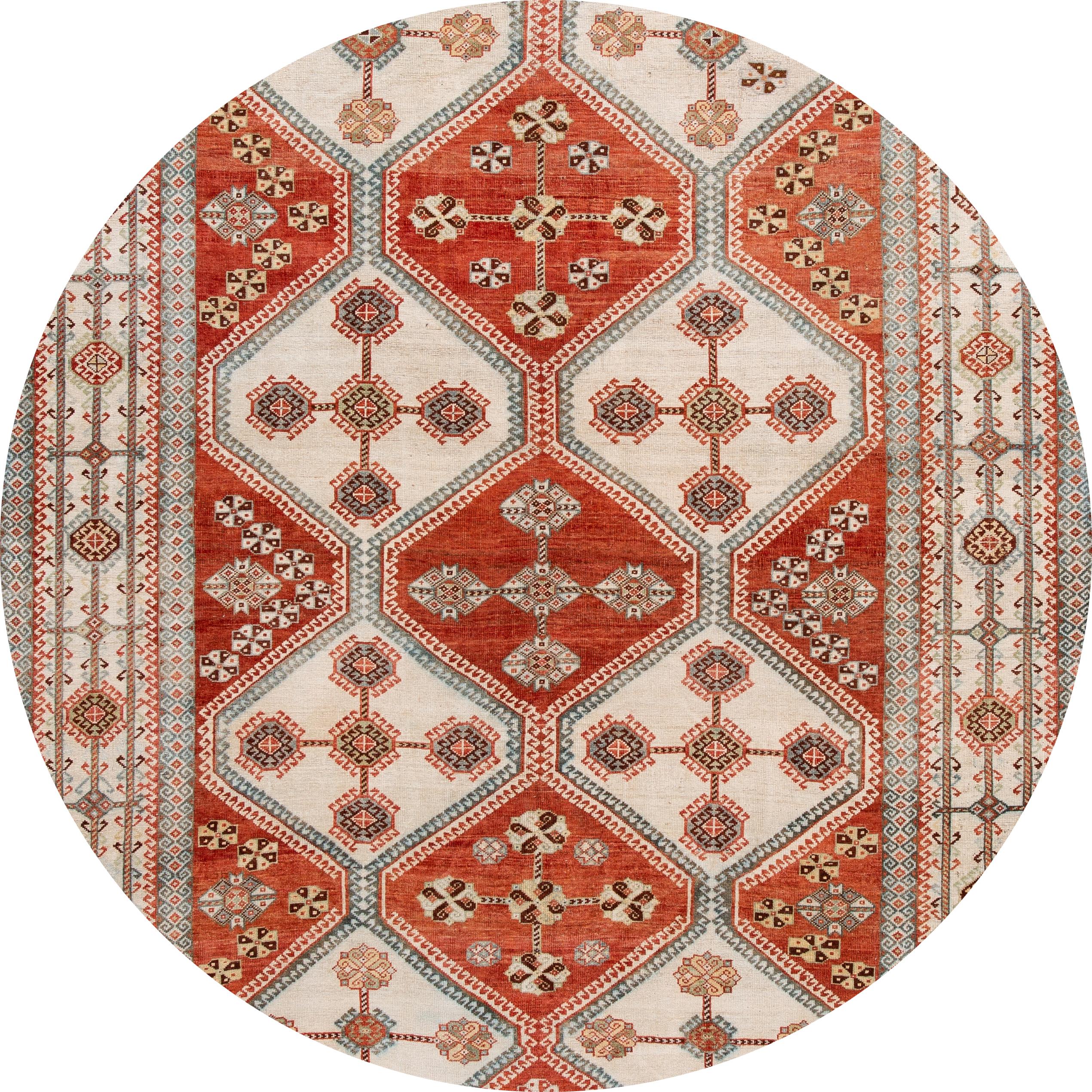 Bellissimo tappeto antico Afshar, in lana annodata a mano con campo rosso, campo beige, accenti tan, avorio e azzurro in un disegno geometrico a più medaglioni.
 Questo tappeto misura 7' 2