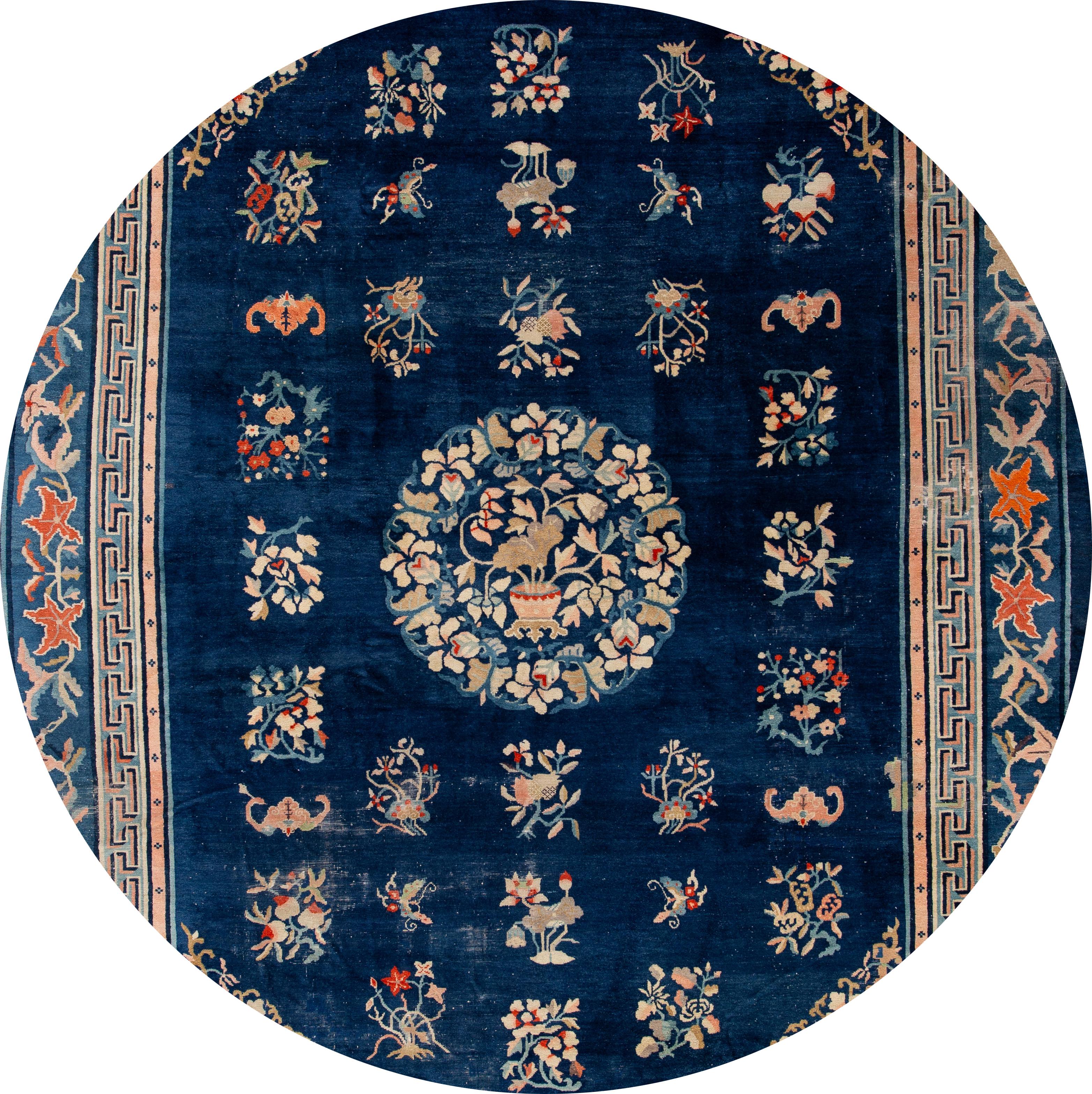 Schöner antiker chinesischer Art-Déco-Teppich aus handgeknüpfter Wolle mit marineblauem Feld und hellbraunem Rahmen in einem subtilen Allover-Muster aus klassischen chinesischen Blumen.
Dieser Teppich misst: 9'10