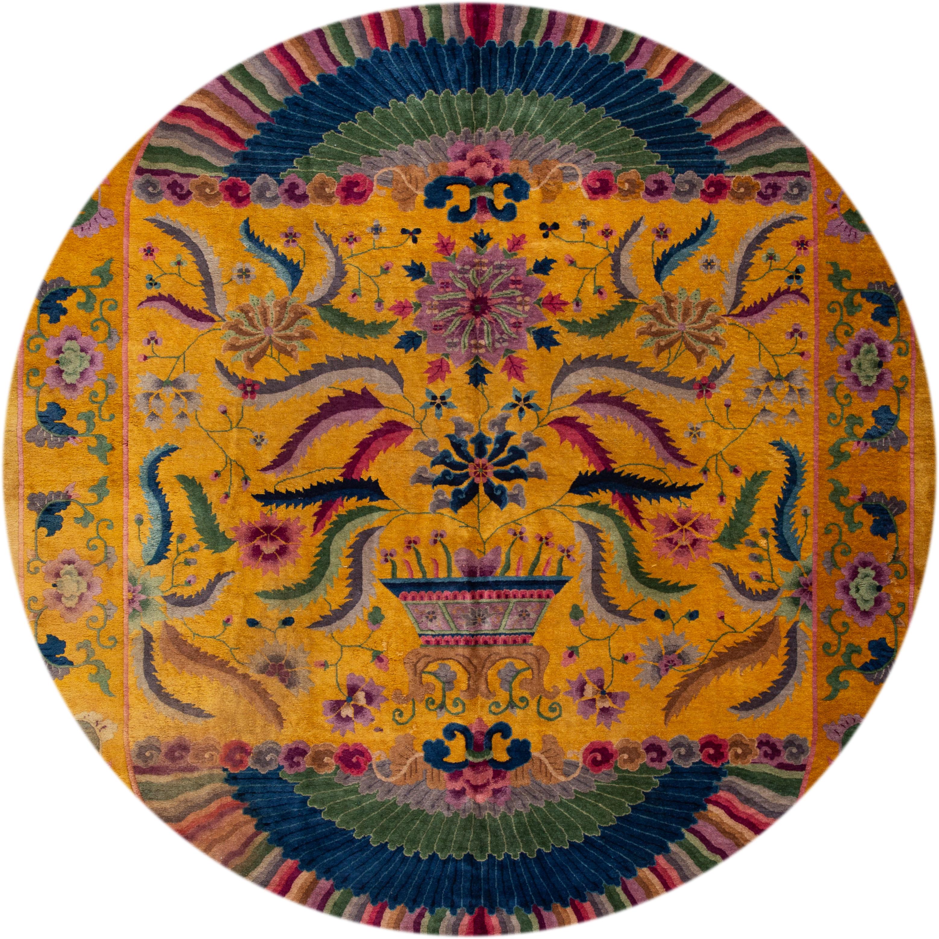 Schöner antiker chinesischer Art-Déco-Teppich um 1920, handgeknüpfte Wolle mit goldgelbem Feld und mehrfarbigen Akzenten in einem Allover-Muster.
Dieser Teppich misst 10' 1