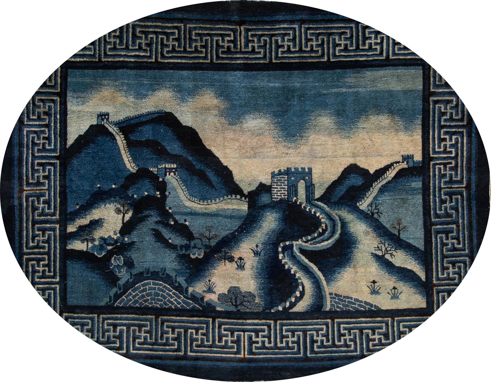 Magnifique tapis carré Art Déco chinois 6 x 7, en laine nouée à la main, avec un champ bleu marine et des accents beige dans un subtil motif d'art chinois classique. La grande muraille de Chine
Ce tapis mesure 5'7