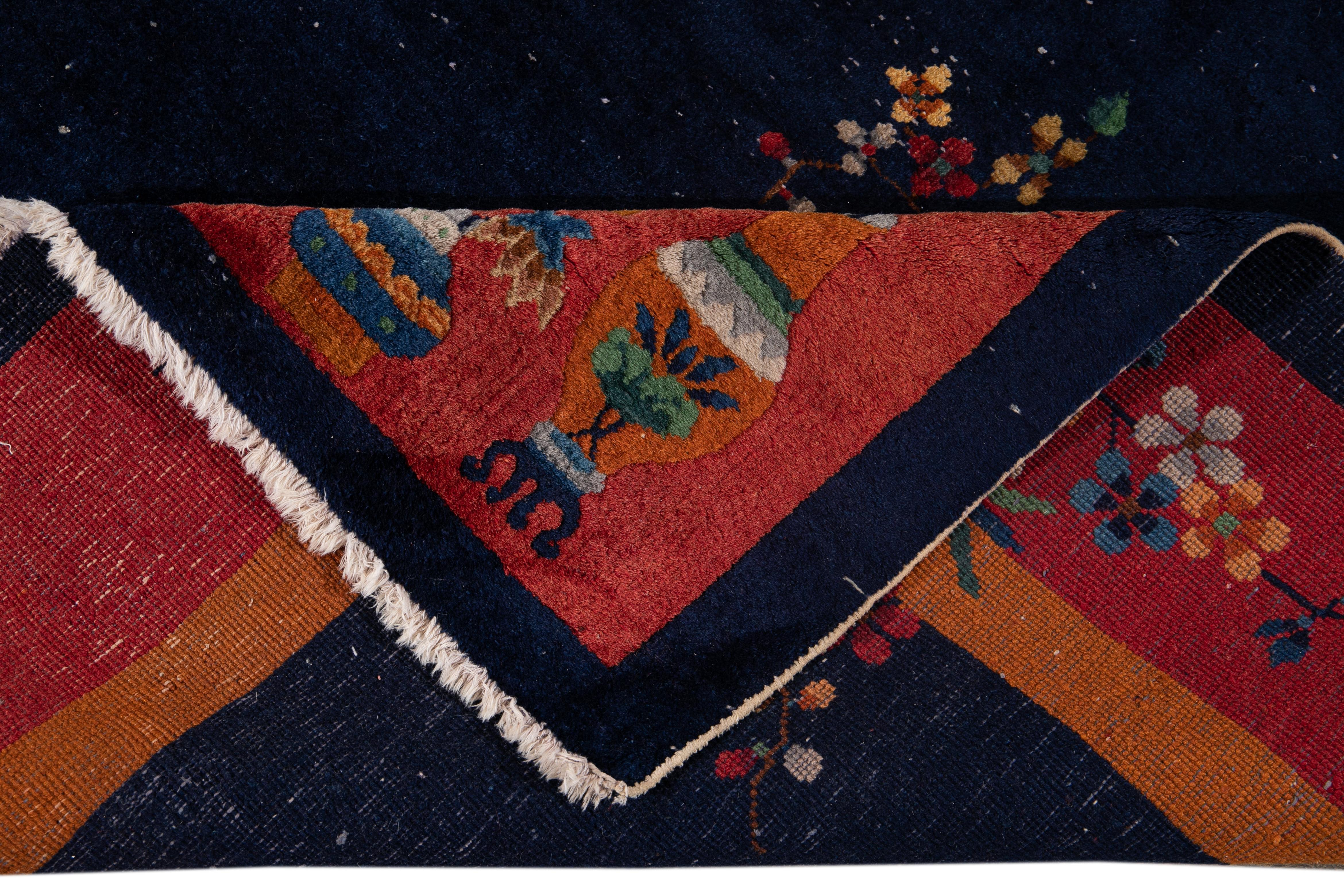 Schöner antiker chinesischer Art-Déco-Teppich aus handgeknüpfter Wolle mit dunkelblauem Feld, orangefarbener und roter Umrandung in einem subtilen Allover-Muster aus klassischen chinesischen Blumen.
Dieser Teppich misst: 7