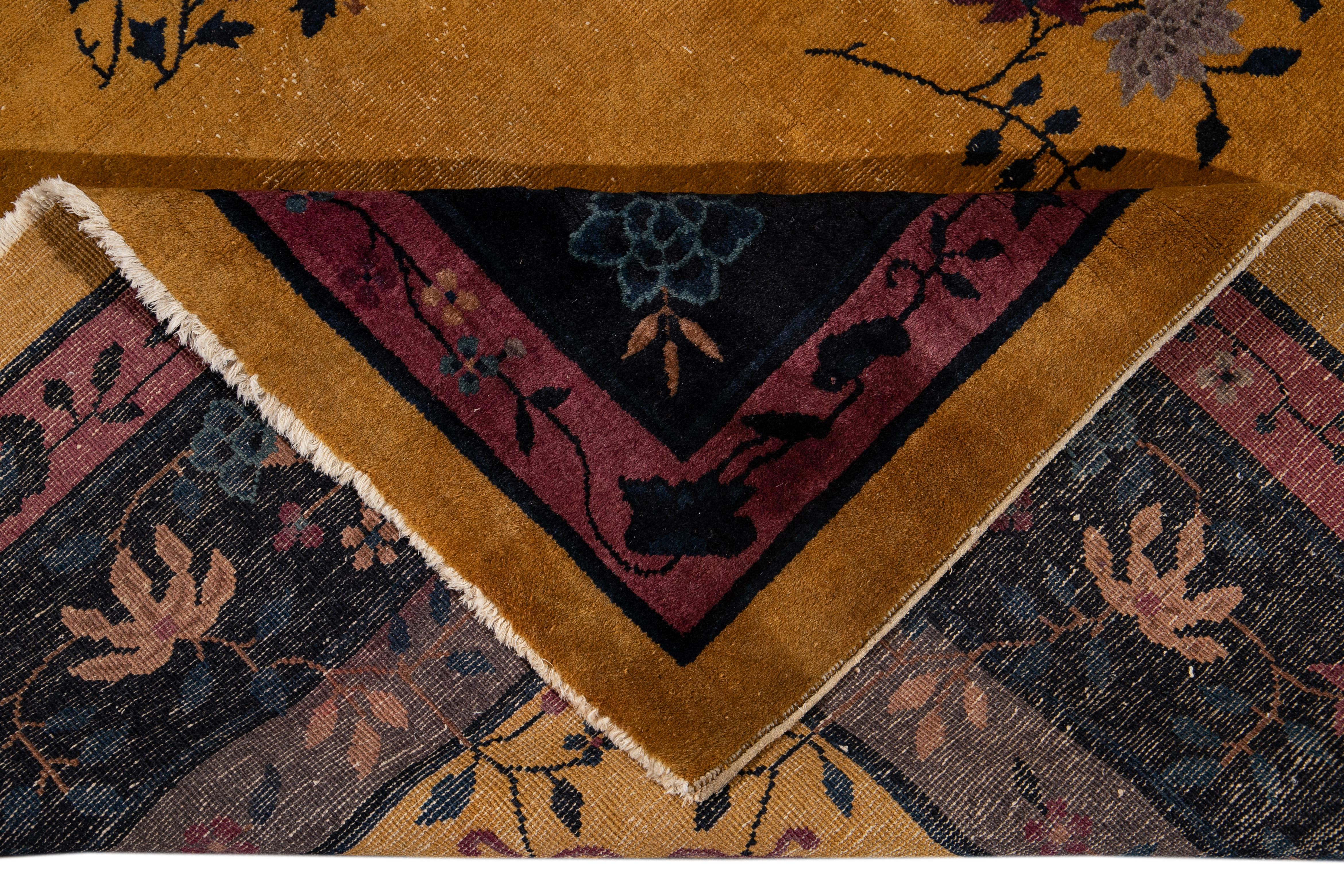 Magnifique tapis Art déco chinois ancien, en laine nouée à la main, avec un champ de verge d'or, un cadre bleu marine, rouge, et des accents multicolores dans un subtil motif floral chinois classique.

Ce tapis mesure : 9