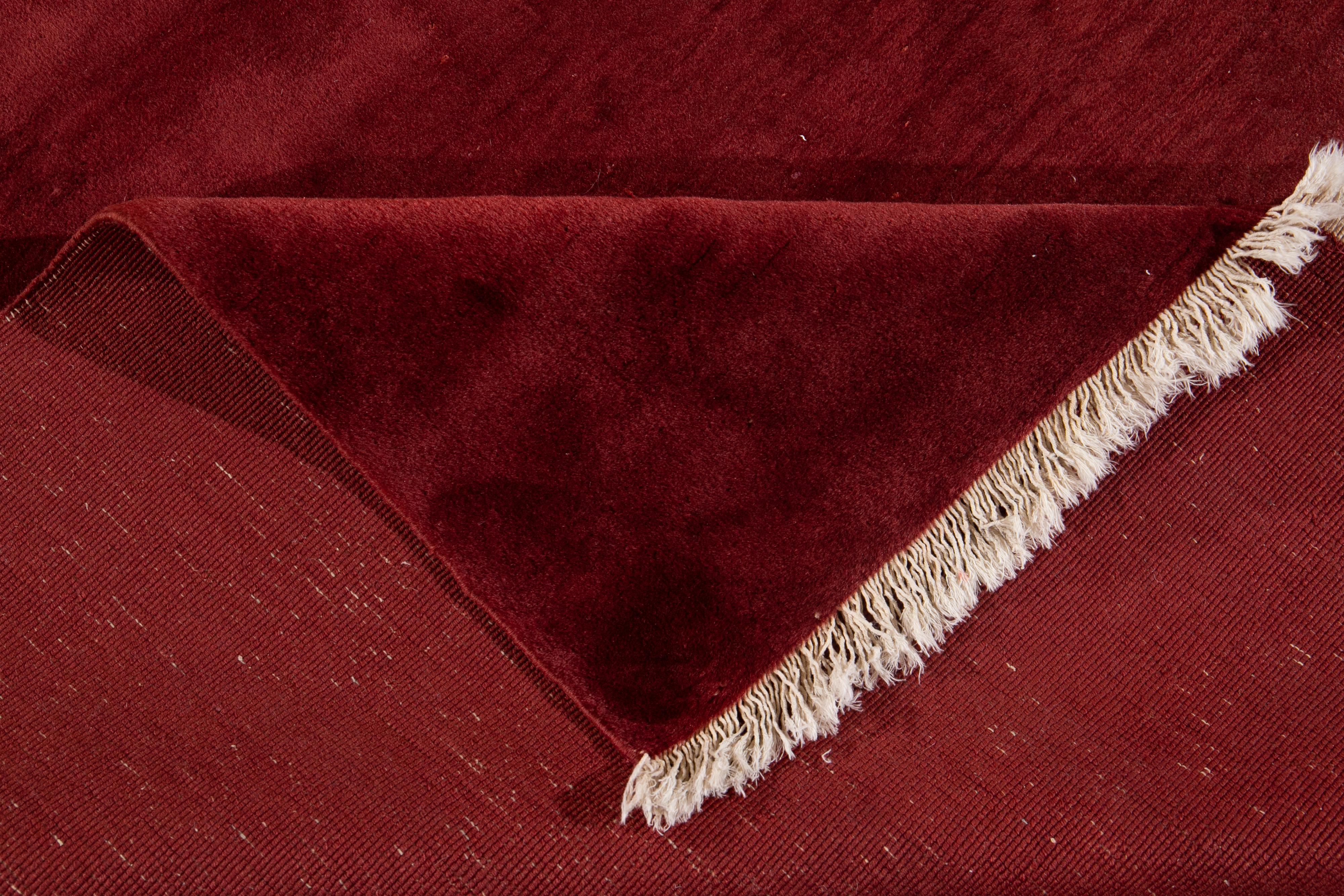 Schöner antiker chinesischer Art-Déco-Teppich aus handgeknüpfter Wolle mit rotem Feld und mehrfarbigen Akzenten in einem subtilen Allover-Muster aus klassischen chinesischen Blumen.

Dieser Teppich misst: 8'09