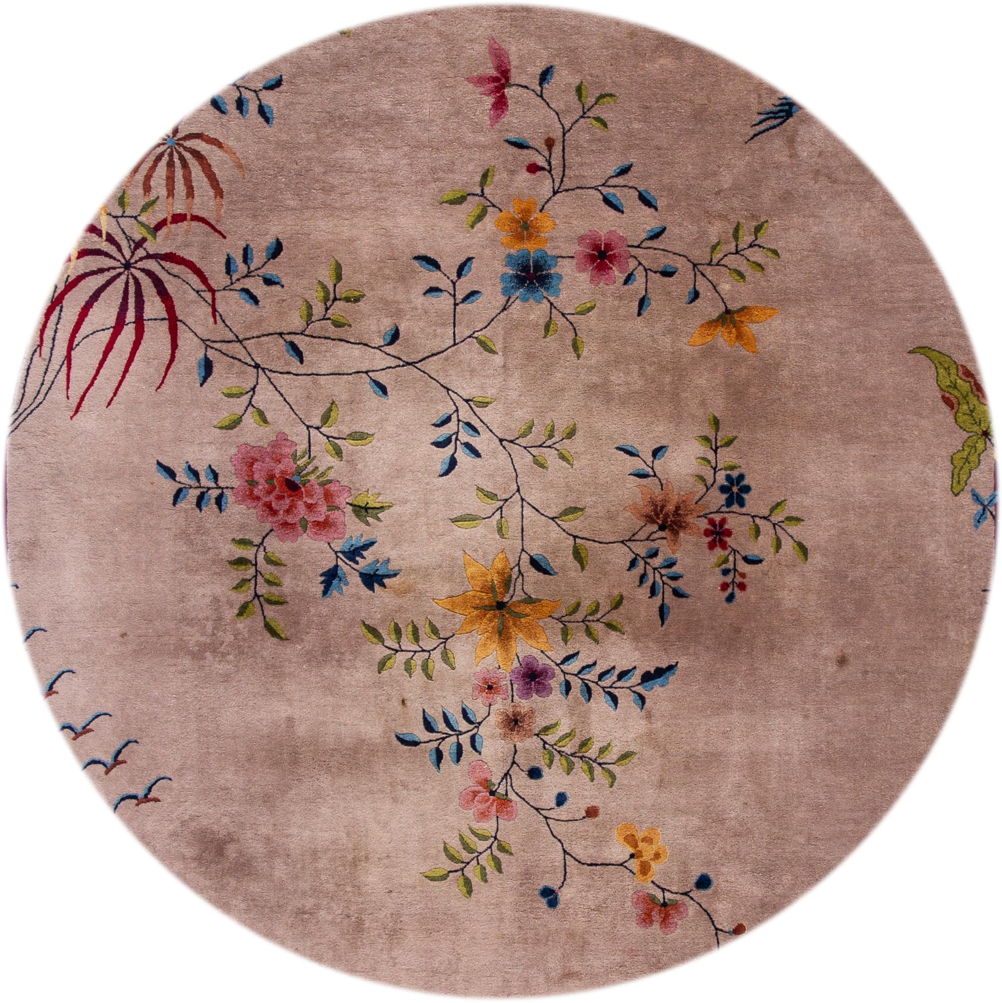 Schöner antiker chinesischer Art-Déco-Teppich, handgeknüpfte Wolle mit rosa unterlegtem, hellgrauem Feld, burgunderroter Rahmen in klassischem, floralem Allover-Muster, um 1920
Dieser Teppich misst 9' 1