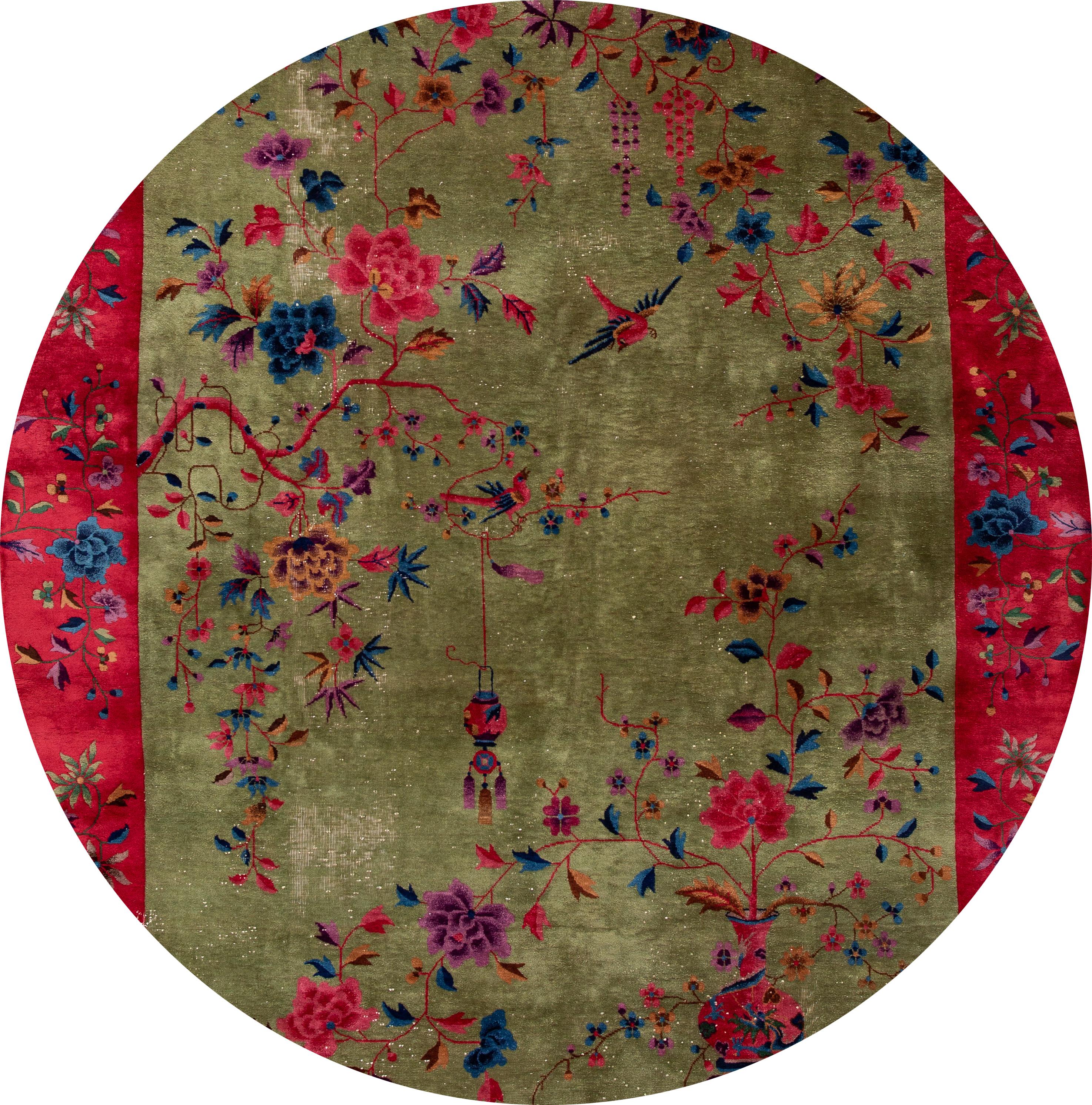 Magnifique tapis Art Déco chinois ancien, en laine nouée à la main, avec un champ vert, un cadre rouge et un subtil motif floral chinois classique.

Ce tapis mesure 8'10