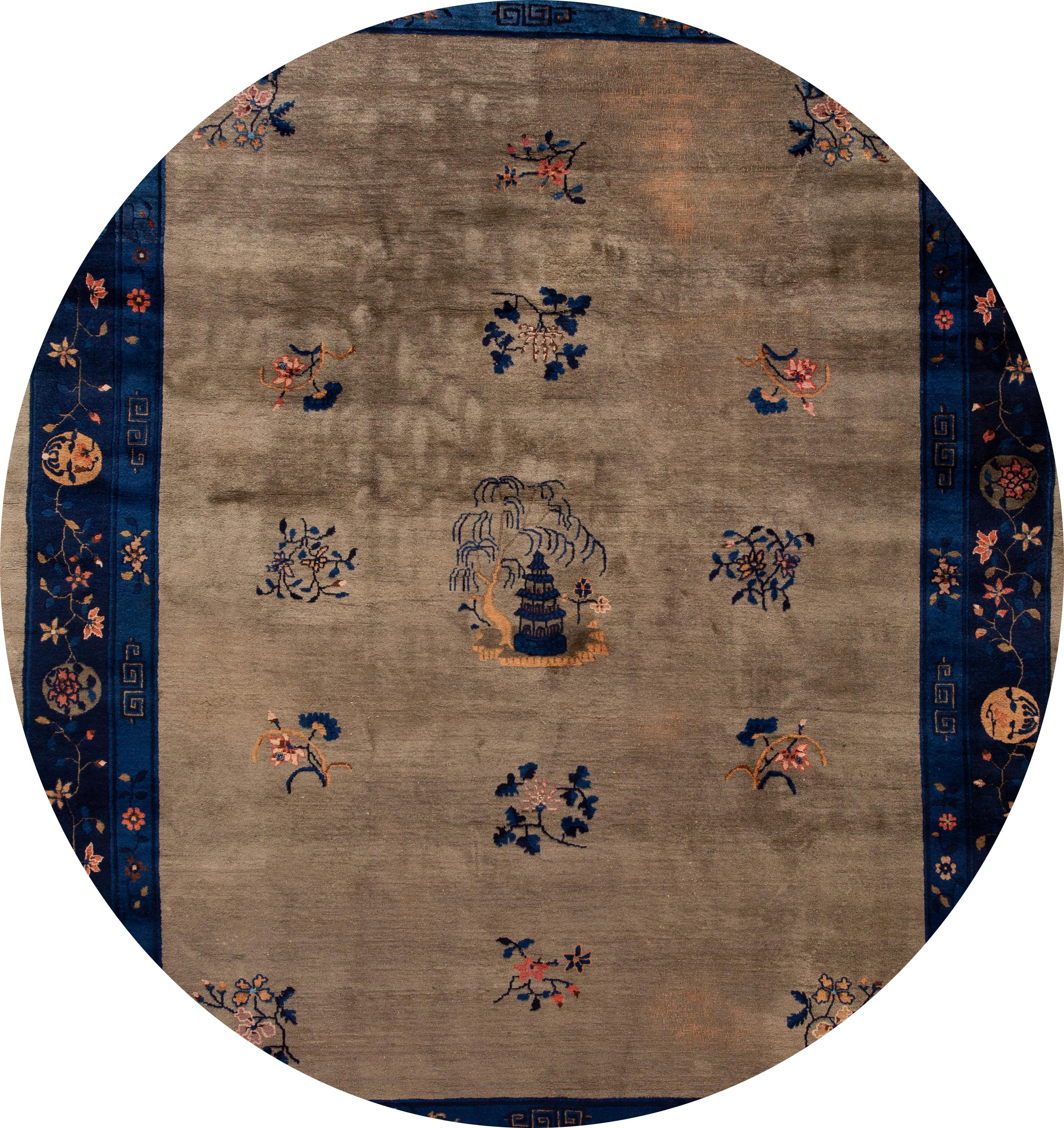Schöner antiker chinesischer Art-Déco-Teppich aus handgeknüpfter Wolle mit hellbraunem Feld und marineblauem Rahmen in einem subtilen Allover-Muster mit klassischen chinesischen Blumen.
Dieser Teppich misst: 9'1