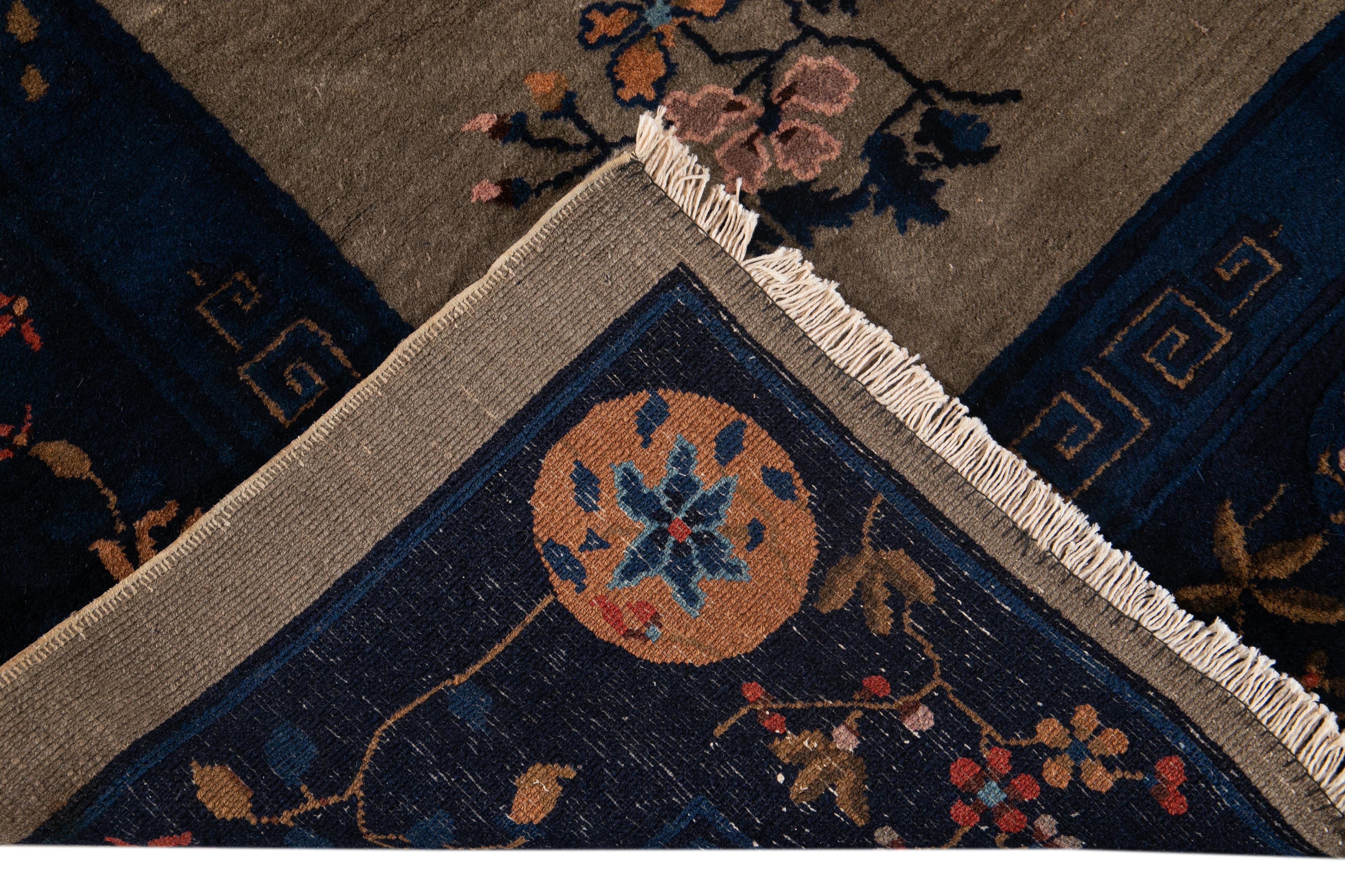 Antike Art Deco Chinese Wool Rug 9 Ft 1 In X 11 Ft 7 In. (Chinesisch) im Angebot