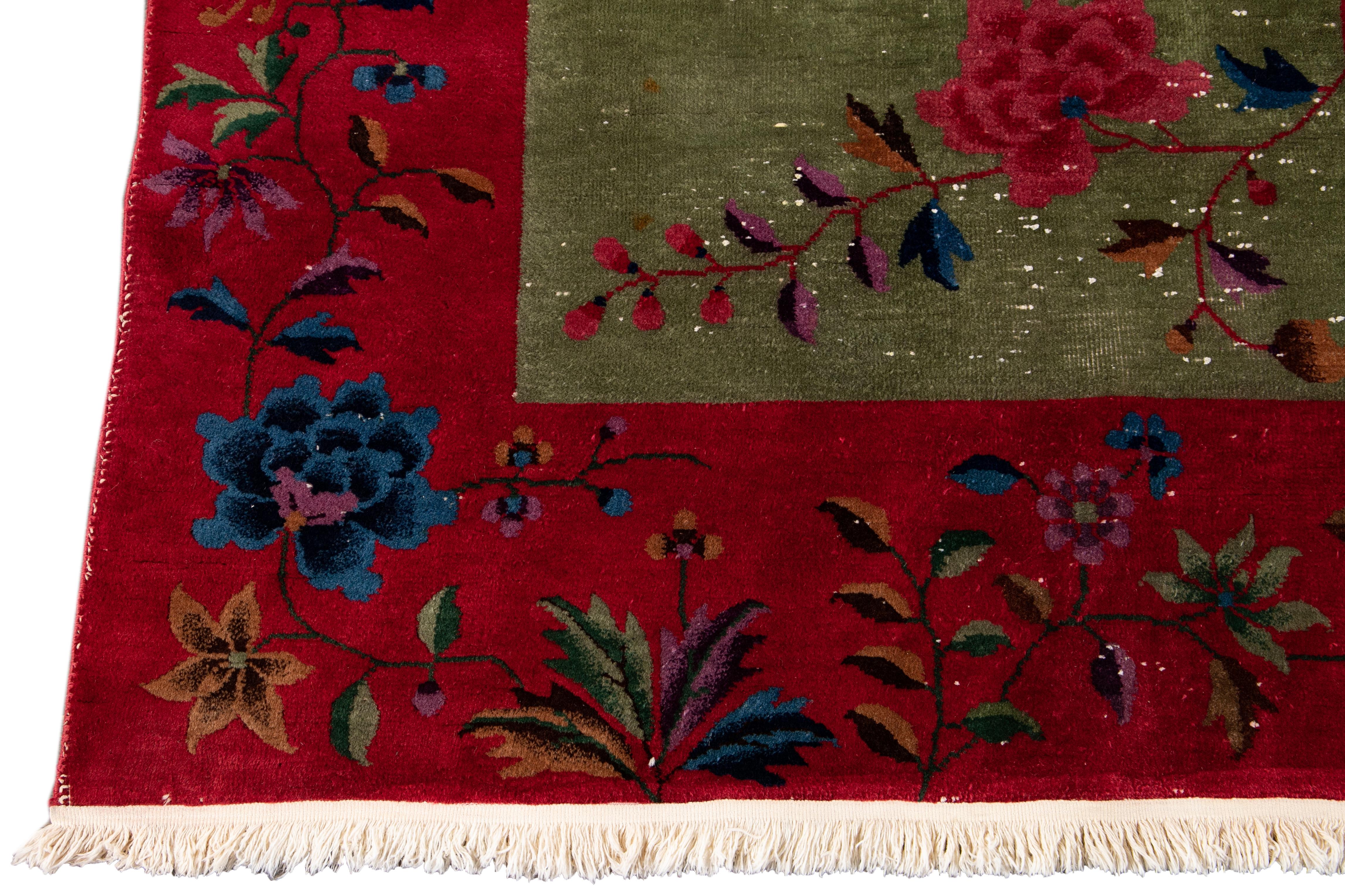 Noué à la main Tapis en laine chinoise Art Déco vert antique 8 pieds 10 pouces X 11 pieds 5 pouces en vente