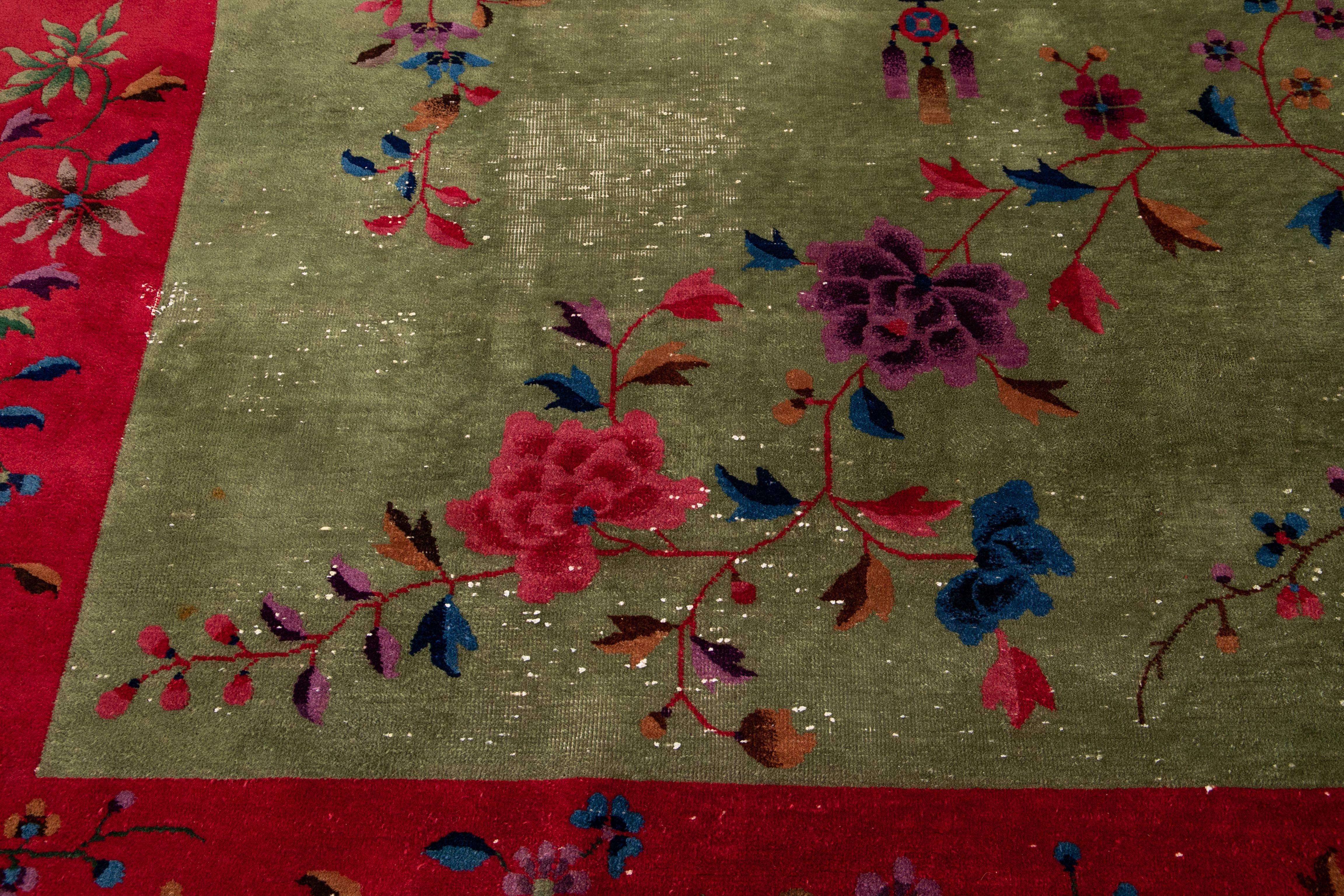 Tapis en laine chinoise Art Déco vert antique 8 pieds 10 pouces X 11 pieds 5 pouces État moyen - En vente à Norwalk, CT