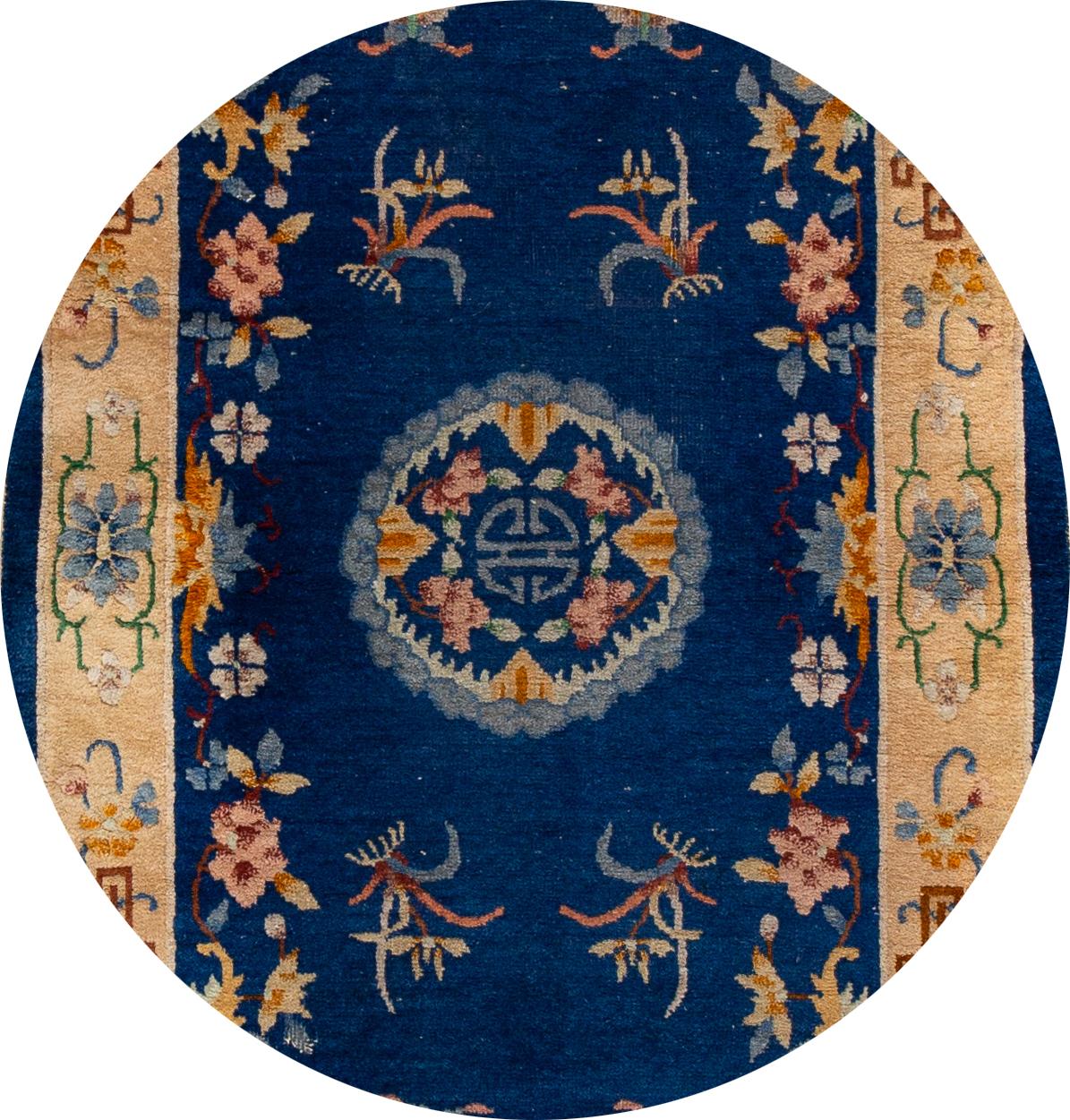 Schöner antiker chinesischer Art-Déco-Läufer aus handgeknüpfter Wolle mit marineblauem Feld, hellbraunem Rahmen und mehrfarbigen Akzenten in einem subtilen, ganzflächigen klassischen chinesischen Blumendesign.
Dieser Teppich misst: 3