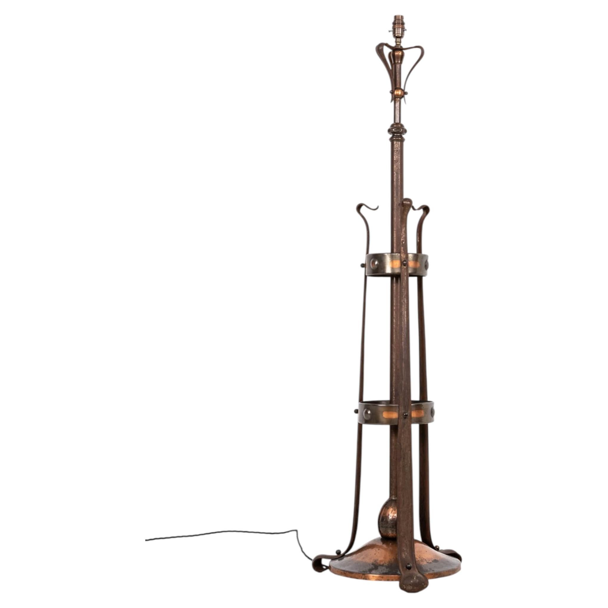 Lampadaire en cuivre standard des Arts & Crafts du début du 20e siècle, c.1910 en vente