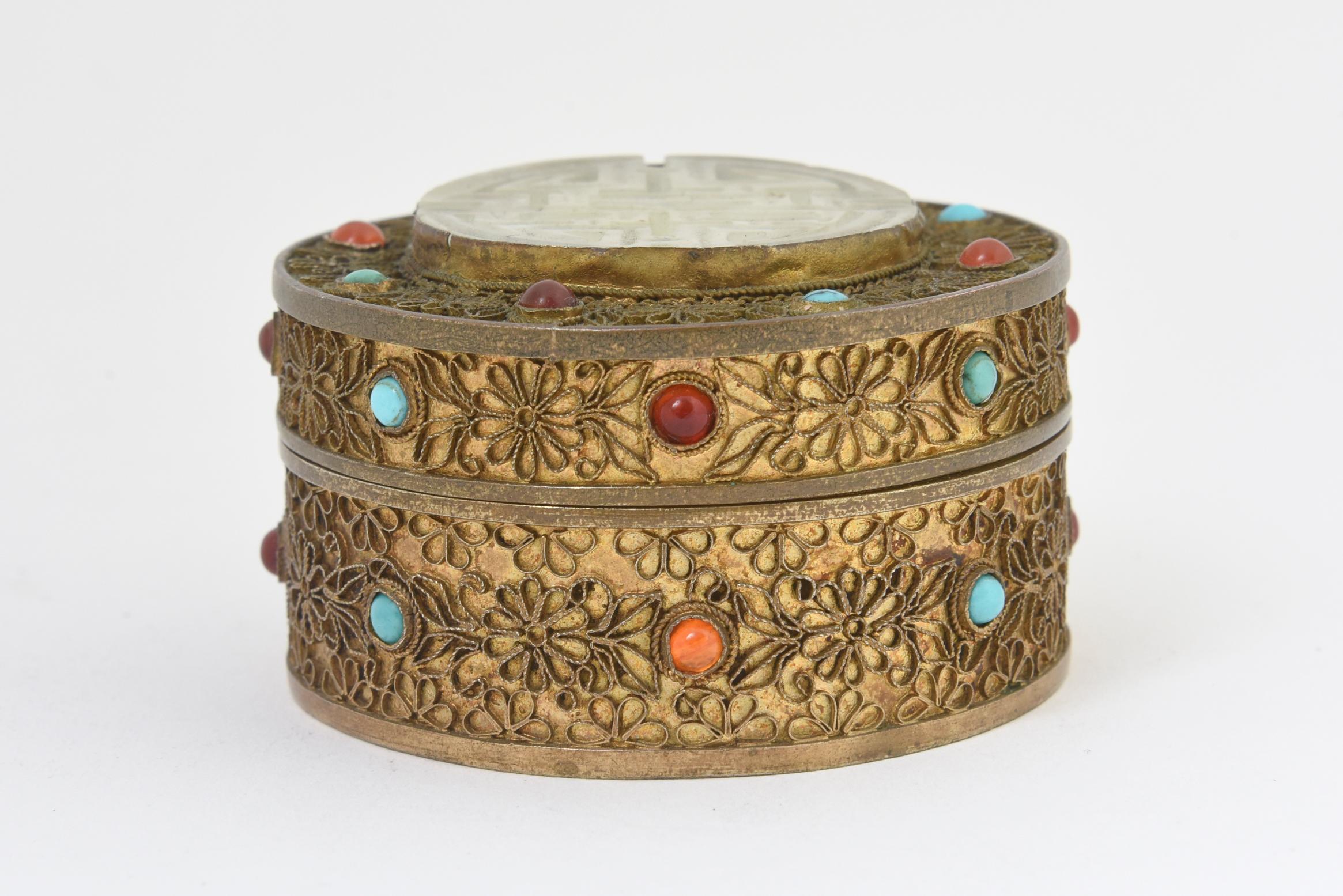 Ferronnerie Boîte à bijoux asiatique ancienne du début du XXe siècle en laiton doré et ornée de bijoux en vente