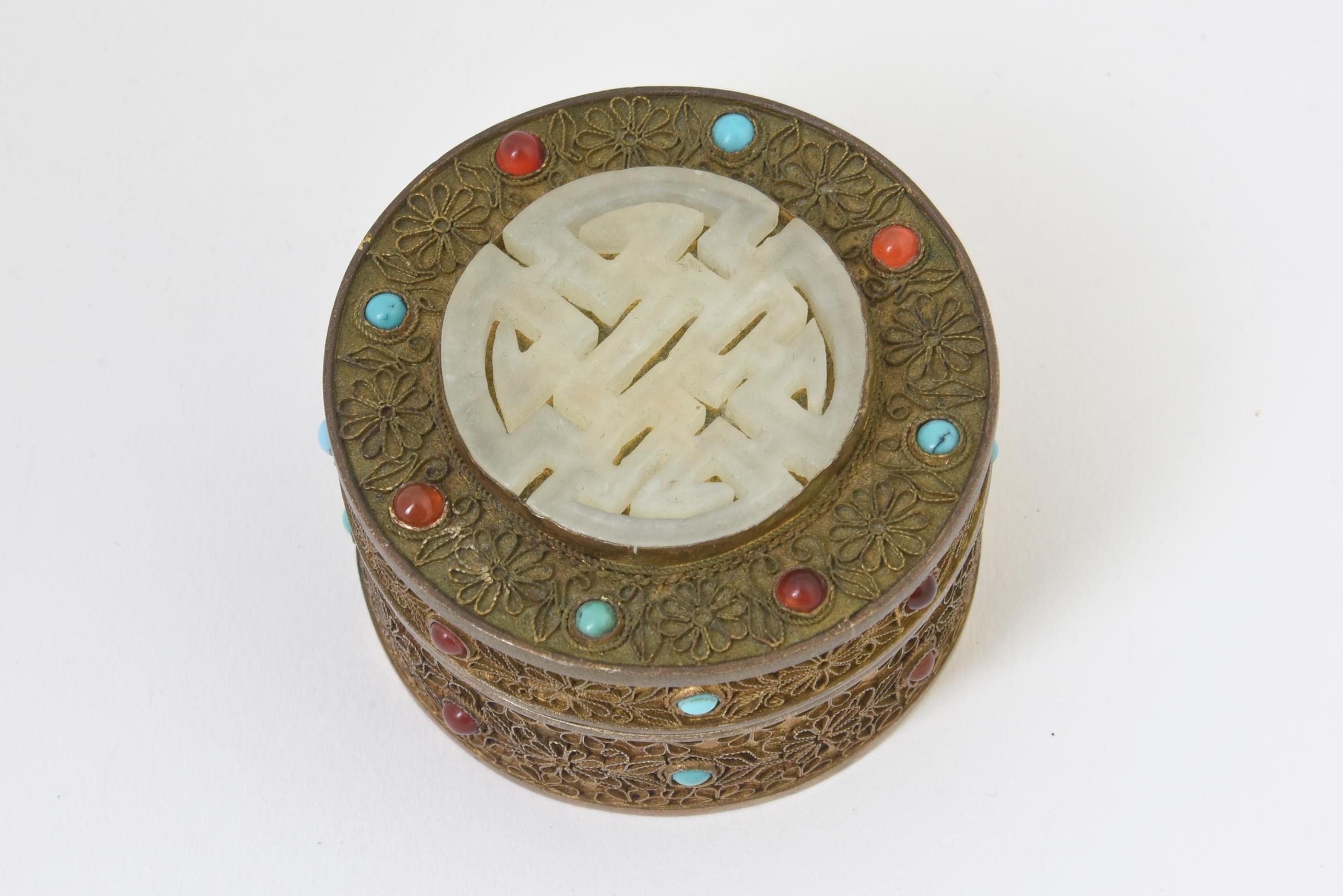 Boîte à bijoux asiatique ancienne du début du XXe siècle en laiton doré et ornée de bijoux Bon état - En vente à Miami Beach, FL