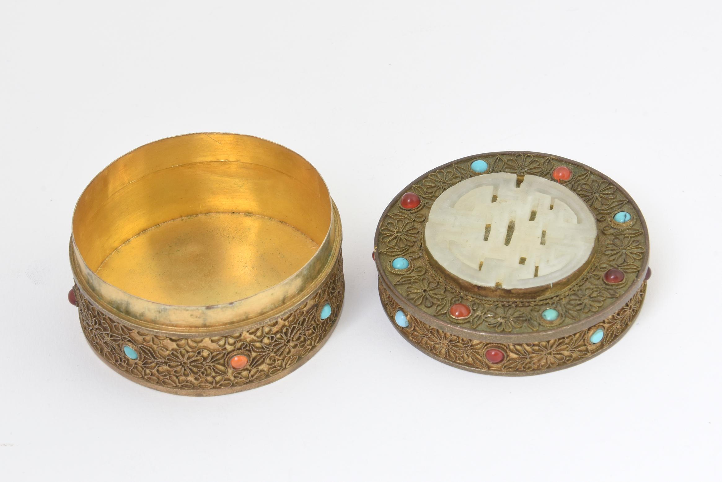 20ième siècle Boîte à bijoux asiatique ancienne du début du XXe siècle en laiton doré et ornée de bijoux en vente