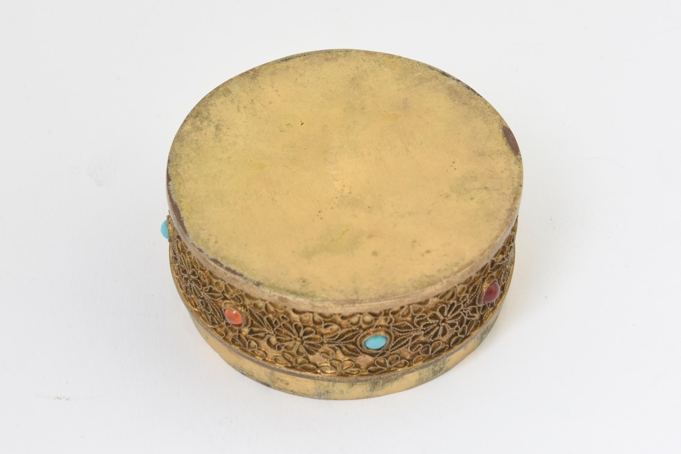 Boîte à bijoux asiatique ancienne du début du XXe siècle en laiton doré et ornée de bijoux en vente 1