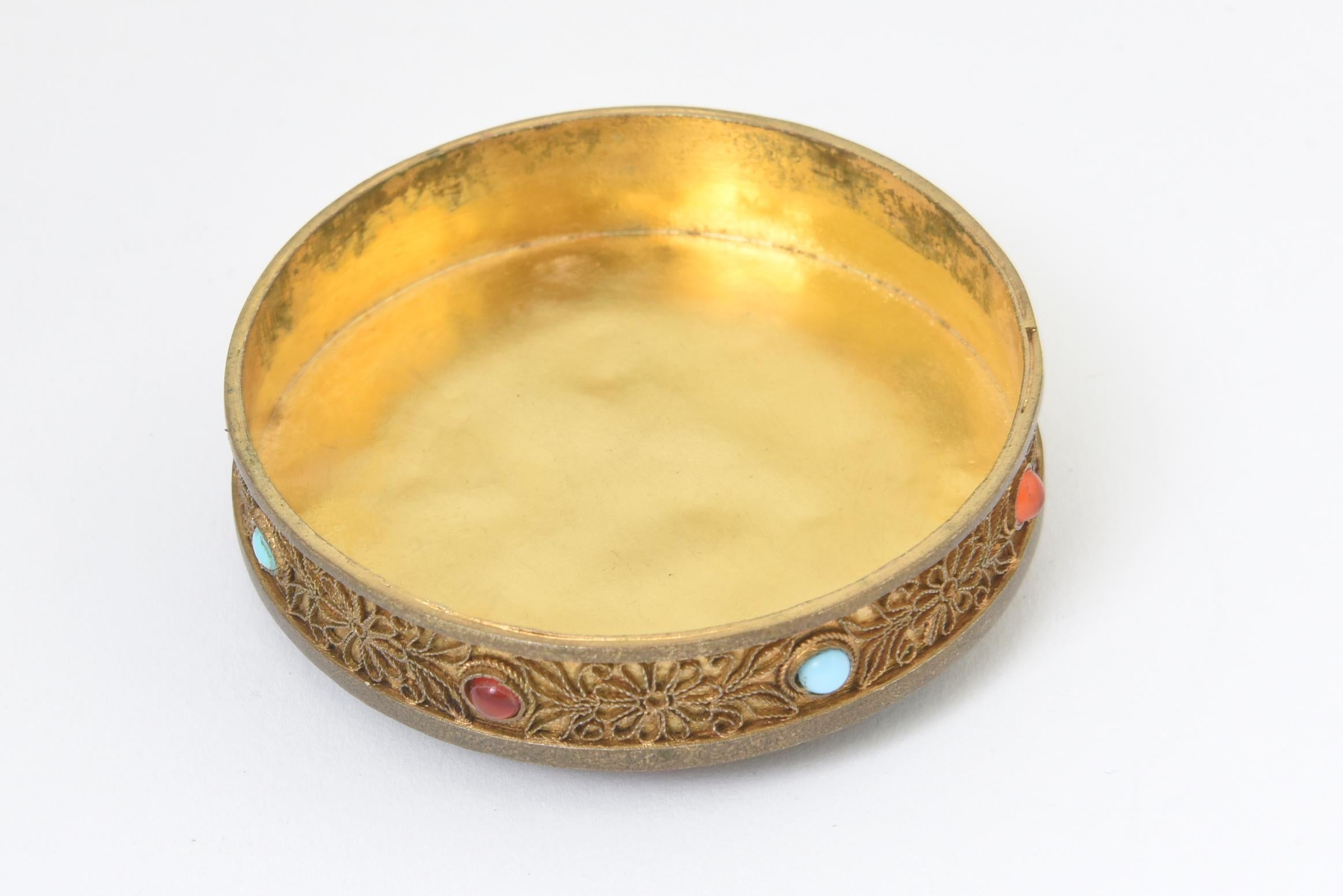 Boîte à bijoux asiatique ancienne du début du XXe siècle en laiton doré et ornée de bijoux en vente 2