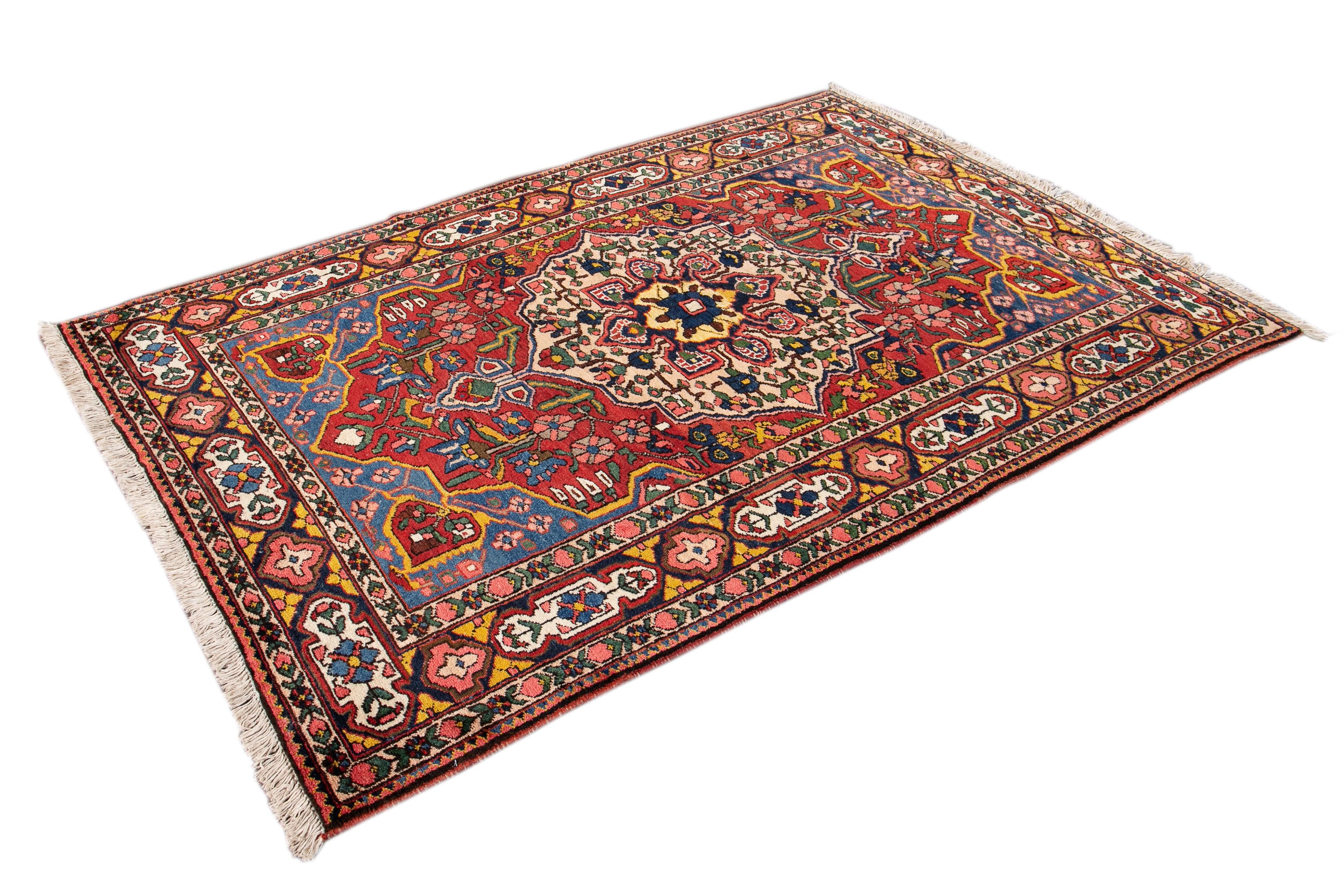 Early 20th Century Antique Bakhtiari Wool Rug In Good Condition For Sale In Norwalk, CT