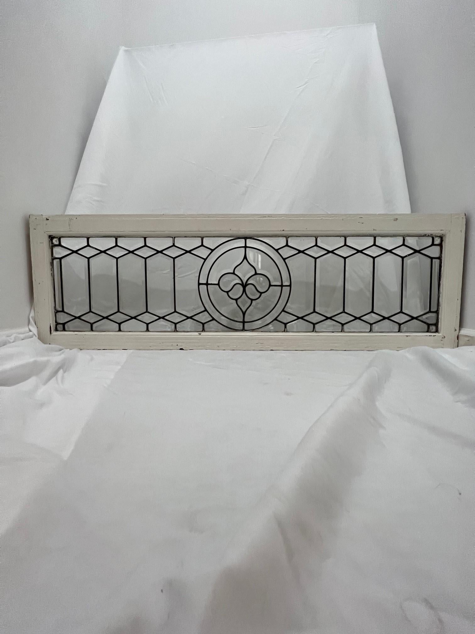 Finestra a traforo in vetro piombato e smussato dell'inizio del XX secolo nella cornice originale in Wood. La finestra in vetro smussato è stata recuperata da una proprietà di Pittsburgh PA. Il design pulito e lineare, con un vetro smussato dal