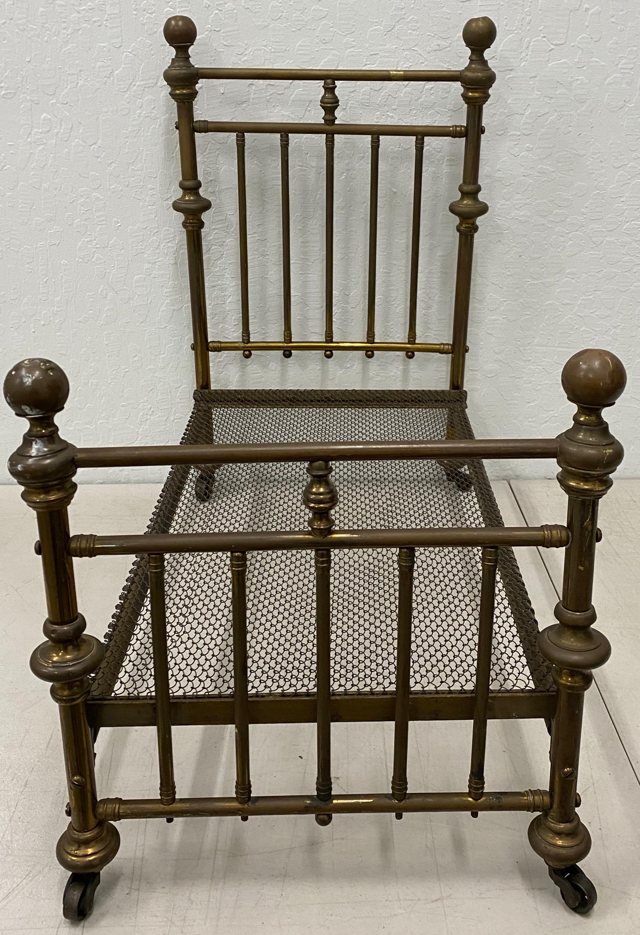 Antique brass doll bed

Antique doll bed

A great find for your doll or teddy bear!

Dimensions 27