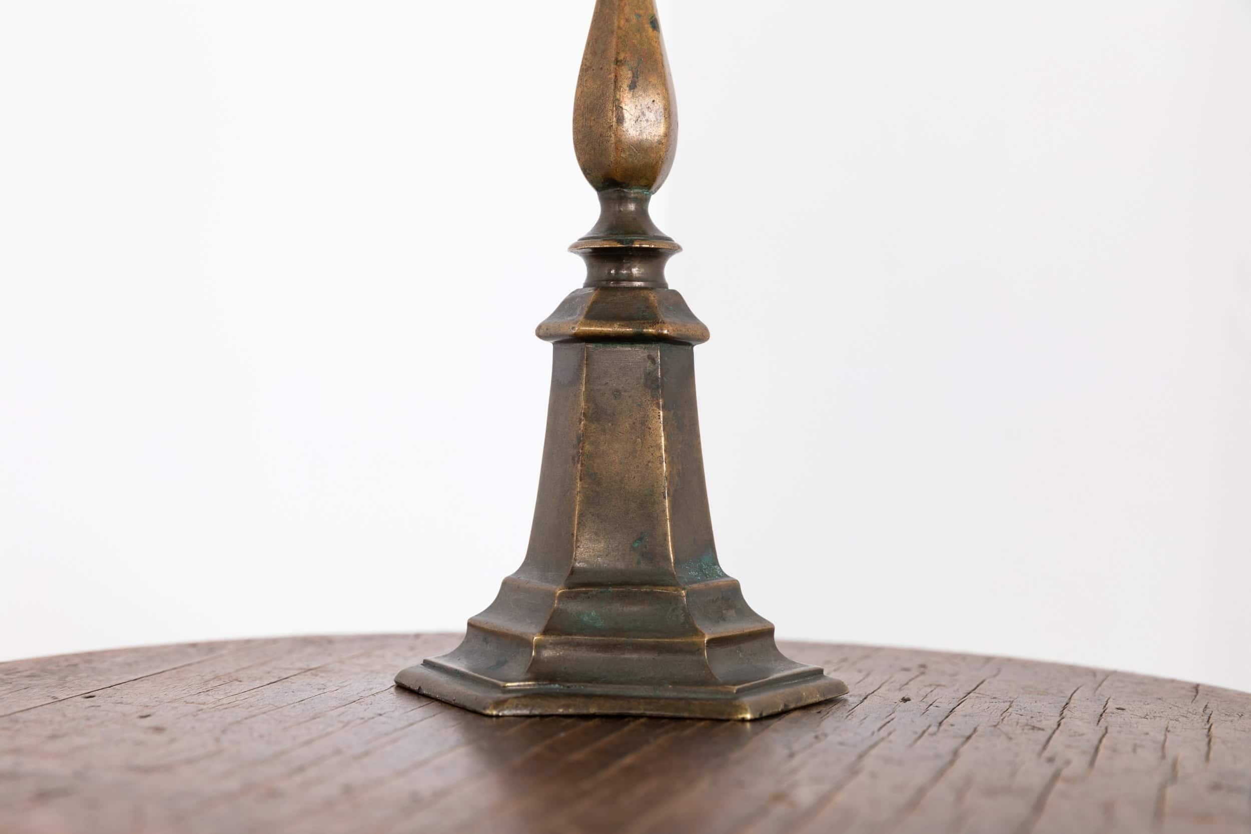

Lámpara de mesa de latón fundido de formas elegantes, fabricada por Faraday & Son. c.1920

Muy alta calidad, en estado original con bonita pátina en el latón. Estampado F&S en la parte inferior de la base.

Recableado con 2 m de flexo trenzado