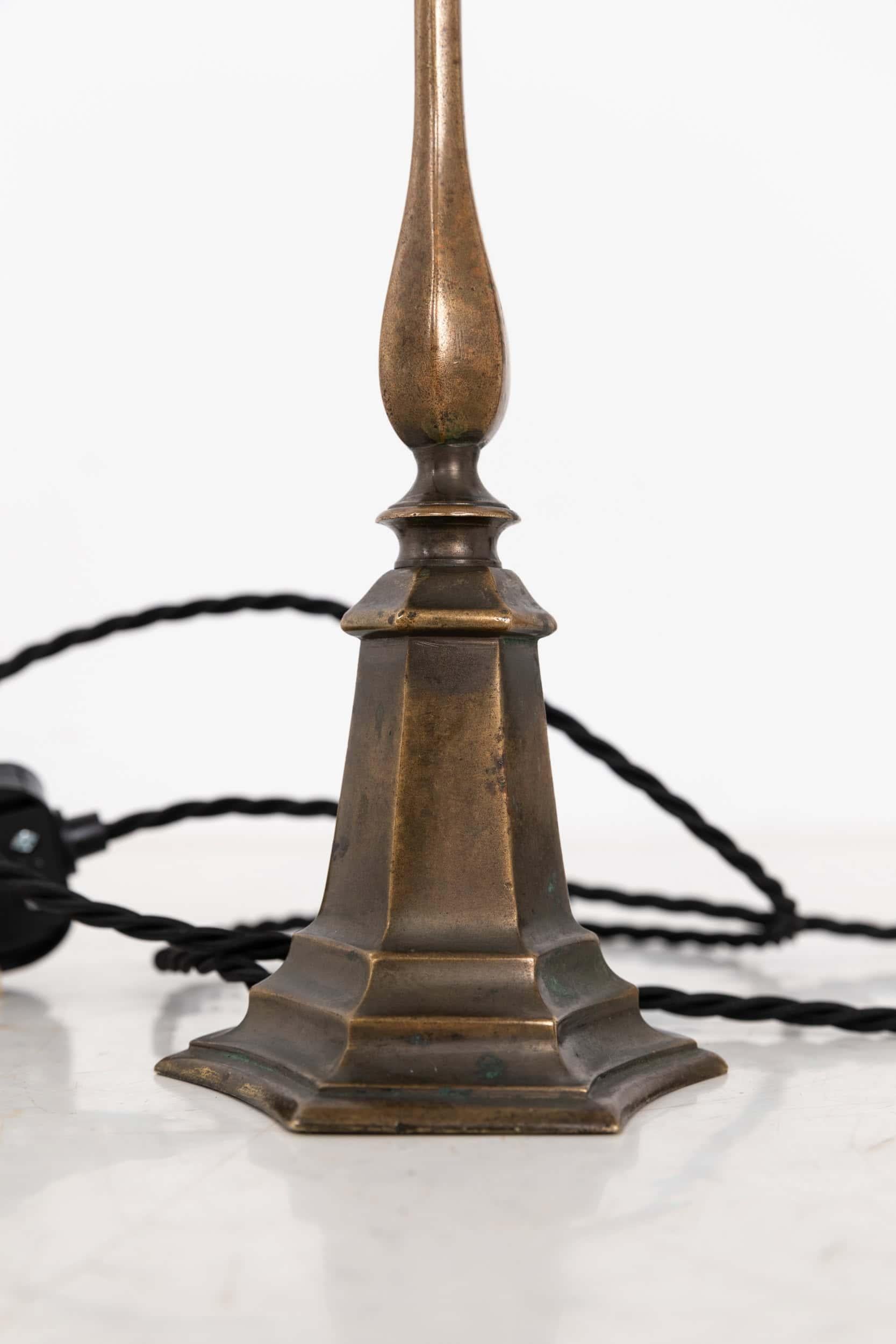 Lámpara de mesa de escritorio Faraday & Son de latón antiguo de principios del siglo XX, c.1920 en Bastante bueno estado para la venta en London, GB