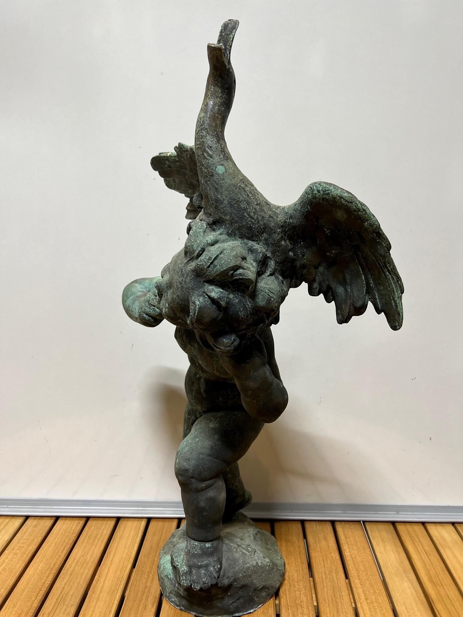 Bronzeknabe aus dem frühen 20. Jahrhundert, der eine Gans um den Hals trägt. Dies ist eine großartige Gartenstatue. Das Gesicht des Jungen strahlt vor Aufregung, während er die Gans trägt. Diese bezaubernde Bronzestatue wurde um 1900 in Frankreich