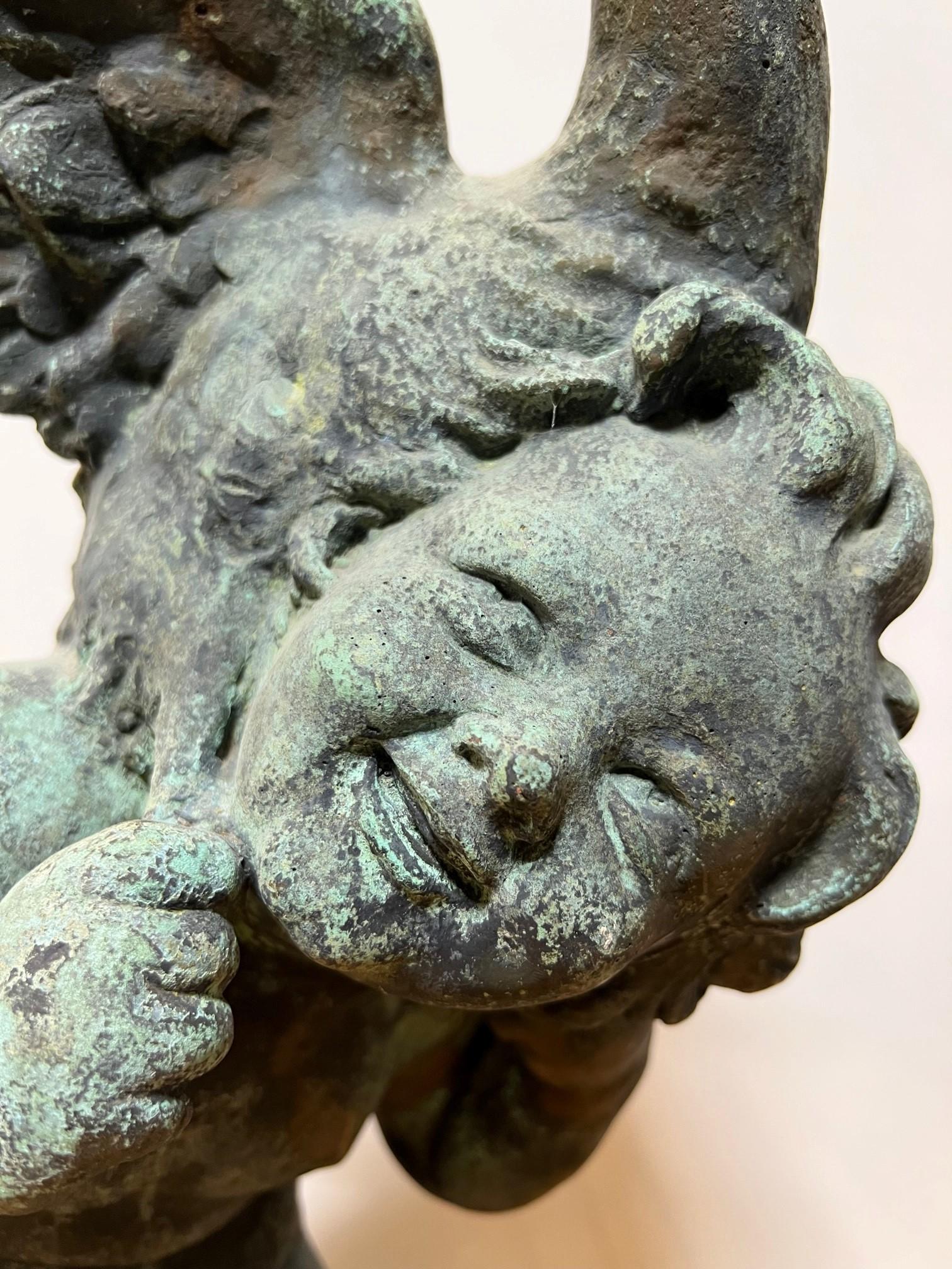 Antike Bronze-boy mit Gänseblümchen-Gartenstatue und Brunnenplatte aus dem frühen 20. Jahrhundert   (Französisch) im Angebot